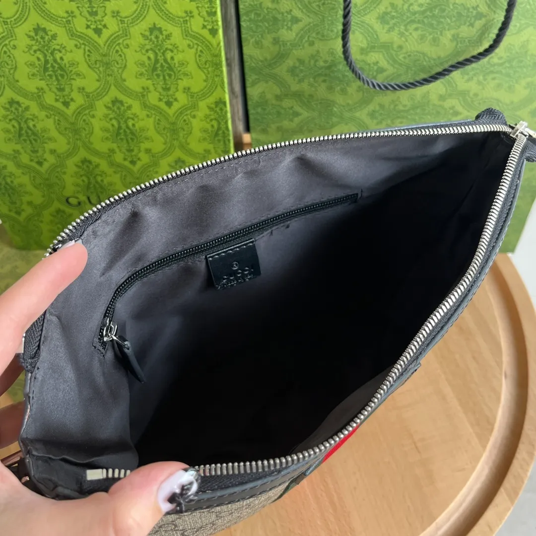 Actual shot #💰260 Style number: 387111 Size: 27*28*4cm Gucci GG Ophidia printing series men's crossbody bag, full of space, suitable for daily business travel, contains an inner pocket for mobile phones and an inner pocket with zipper, this bag is very convenient and practical for daily work and study! It is one of the must-have items for men who like to be a little more low-key.