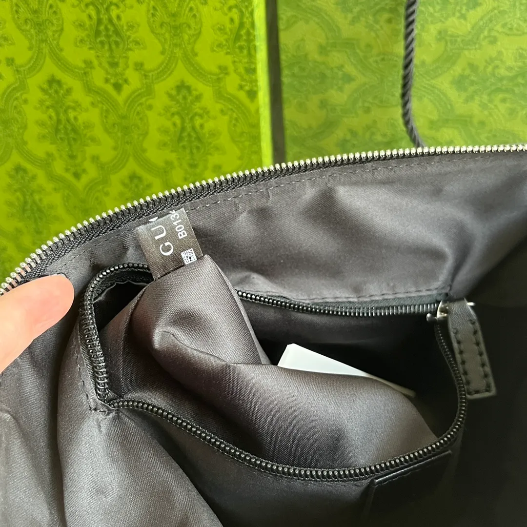 Actual shot #💰260 Style number: 387111 Size: 27*28*4cm Gucci GG Ophidia printing series men's crossbody bag, full of space, suitable for daily business travel, contains an inner pocket for mobile phones and an inner pocket with zipper, this bag is very convenient and practical for daily work and study! It is one of the must-have items for men who like to be a little more low-key.