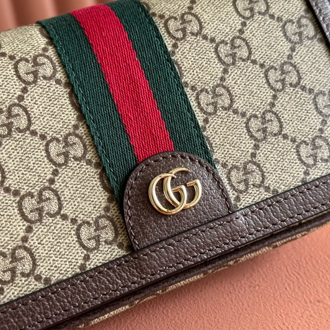 p960. 💋💋💋"With full set of original counter packaging" [New Product] The Ophidia series ingeniously interprets novel silhouettes and functions, with iconic beige and brown colors, creating a bag with soft texture and fashionable style. The flap is trimmed with signature webbing. Beige and dark brown GG monogram coated fabric Brown leather trim Light gold tone hardware Green linen cotton blend lining Double G Web strap Interior: Two card compartments Adjustable leather shoulder strap Height: 50 cm Magnetic snap closure Ident.: 838471. Dimensions: 19.5cm (width) x 11cm (height) x 6cm (depth) Weight: approx. 240g Color: Brown/PVC. Made in Italy