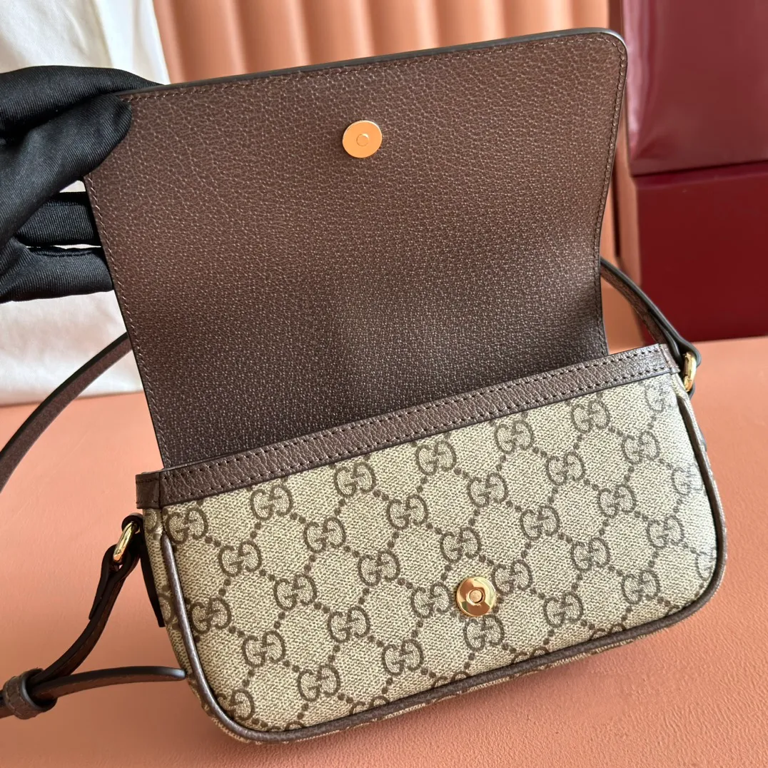 p960. 💋💋💋"With full set of original counter packaging" [New Product] The Ophidia series ingeniously interprets novel silhouettes and functions, with iconic beige and brown colors, creating a bag with soft texture and fashionable style. The flap is trimmed with signature webbing. Beige and dark brown GG monogram coated fabric Brown leather trim Light gold tone hardware Green linen cotton blend lining Double G Web strap Interior: Two card compartments Adjustable leather shoulder strap Height: 50 cm Magnetic snap closure Ident.: 838471. Dimensions: 19.5cm (width) x 11cm (height) x 6cm (depth) Weight: approx. 240g Color: Brown/PVC. Made in Italy