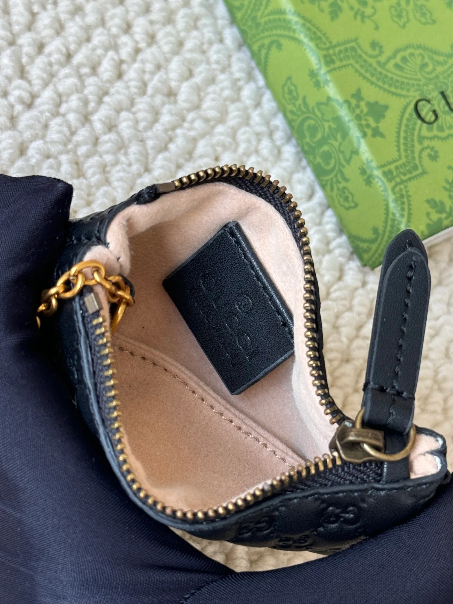 💰140 gucci new small coin purse ~ lipstick bag! Cowhide embossed small print and exquisite original factory hardware! Flexible and unique hook buckle, small and exquisite, with great effect. Model: 671722, size: 12x7.5x1.5cm.