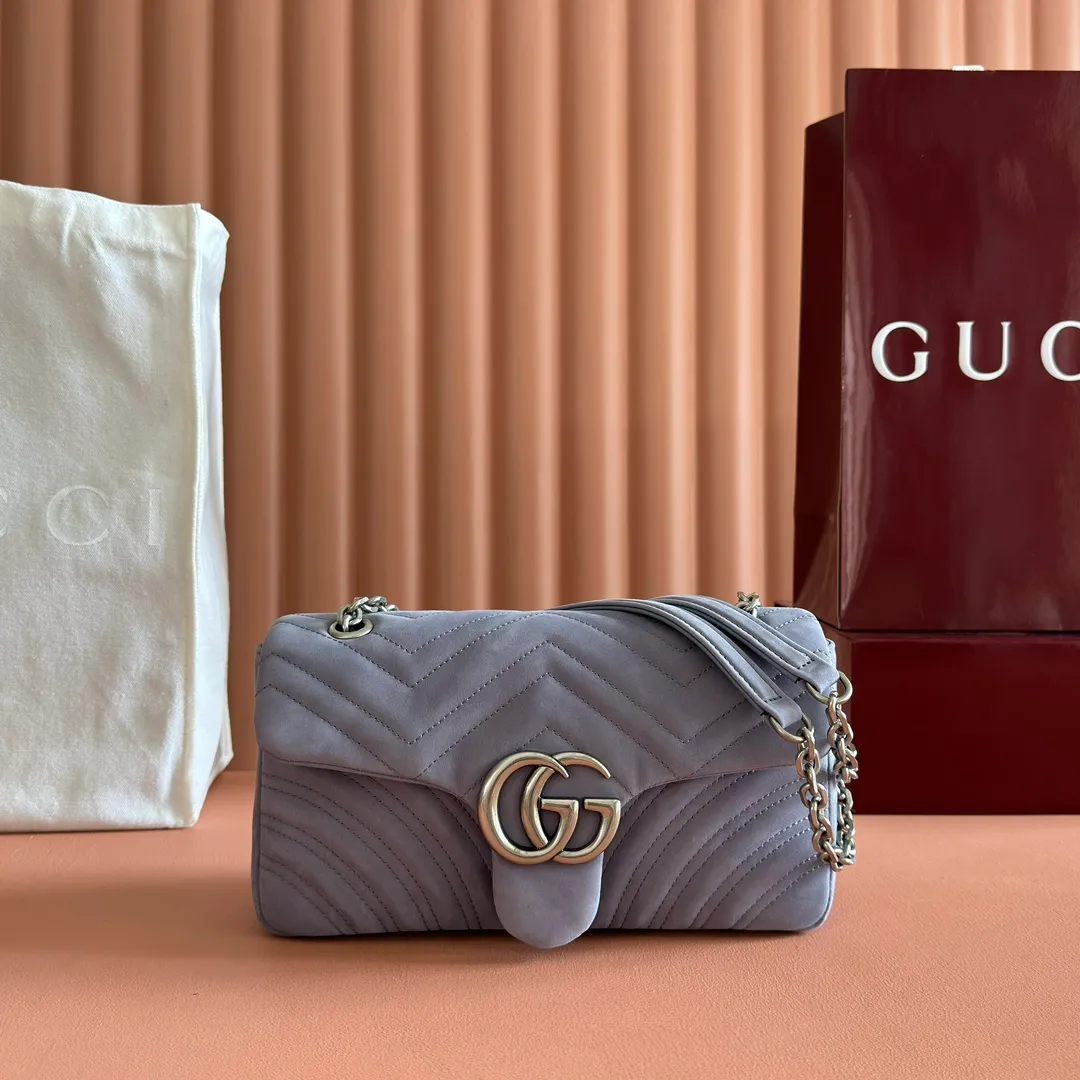 p1360. 💋💋💋【With full set of original counter packaging】The brand's iconic GG Marmont series is ingeniously integrated with double G styling accessories and faceted chain straps to create a soft and fashionable bag. Simple and neat back pockets make medium and large bags more practical. Dark brown quilted V-shaped nubuck leather Dark brown calfskin Silver-toned hardware Beige cotton and linen lining Double G Interior: 1 zipped pocket External: 1 open pocket Sliding chain strap that can be used as a shoulder strap (56 cm high) Spring-buckle flap Model: 837267. Dimensions: 26cm (width) x 15cm (height) x 7cm (depth) Weight: approx. 0.65kg Color: Matte brown. Made in Italy