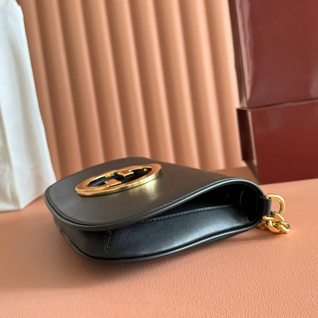 p1380. 📣📣📣【Original leather accessories🌈 Equipped with full counter packaging】🔥🔥This shoulder bag is made of GGSupreme canvas with an exquisite chain strap design, exuding a classic and timeless elegance. Round structure for a refreshed style. Round interlocking Double G shoulder bag. The long-standing G family's initials intertwined pattern enhances the style of the entire item. The extraordinary charm of the series is original leather💐Material✨Using counter-quality imported PVC waterproof fabric and imported cowhide, paired with authentic open-version hardware. Model: 699268 Size: 28x16x4.