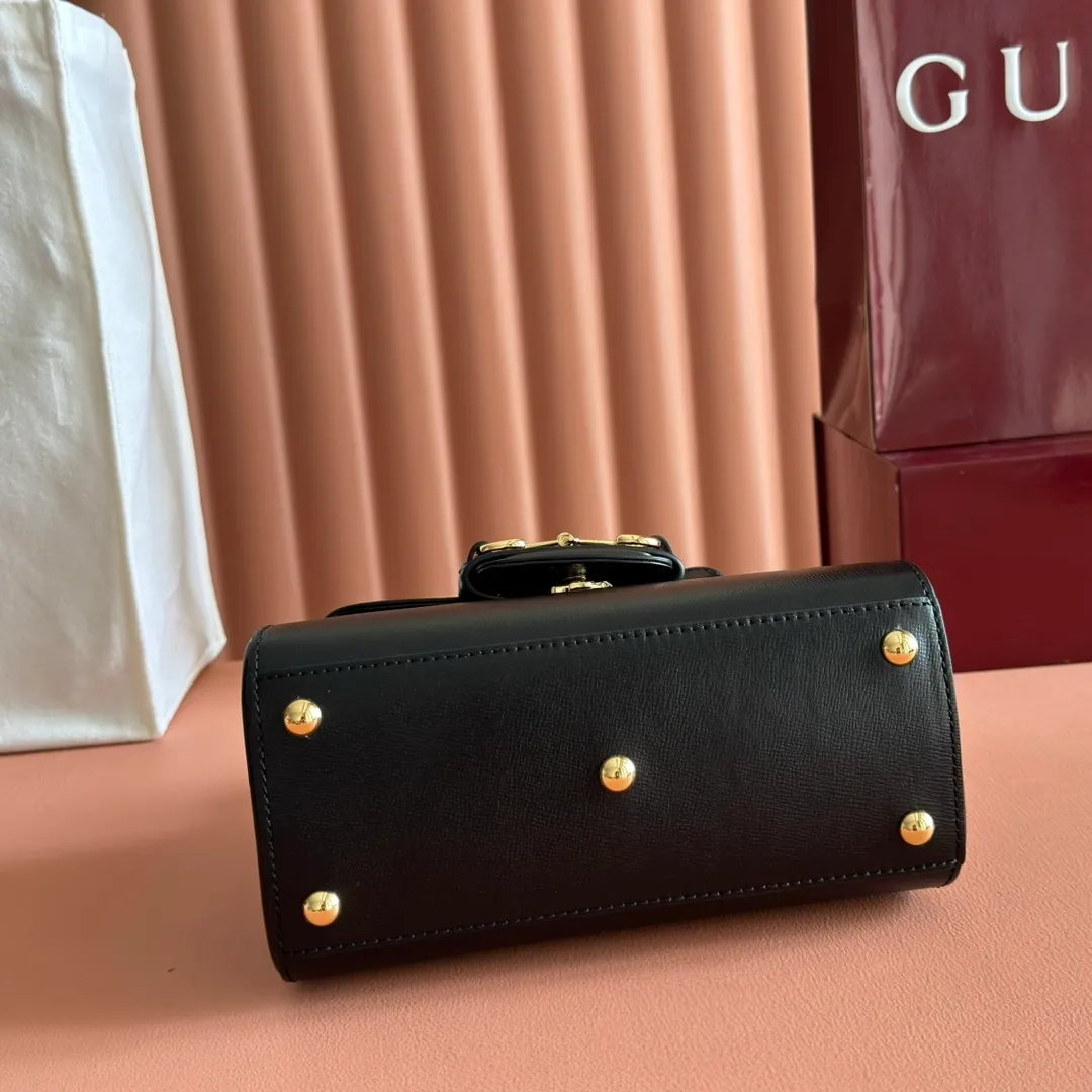 p1560. 📣📣📣【Original leather accessories🌈Full set of counter packaging】🔥🔥Introduction: The 1955 new fashion series tells moving stories with colors. Supreme is a representative fabric of the brand, inspired by archive designs from the 1930s. The classic brown and ebony designs have been reinterpreted to convey the brand's timeless design essence. This pattern has also become the iconic highlight of this 1955 series mini shoulder bag. The material is made of counter-quality PVC material with high-density webbing, and high-end smooth vintage bronze hardware on the market. Model: 703848. Dimensions: 22x16x10.5cm.