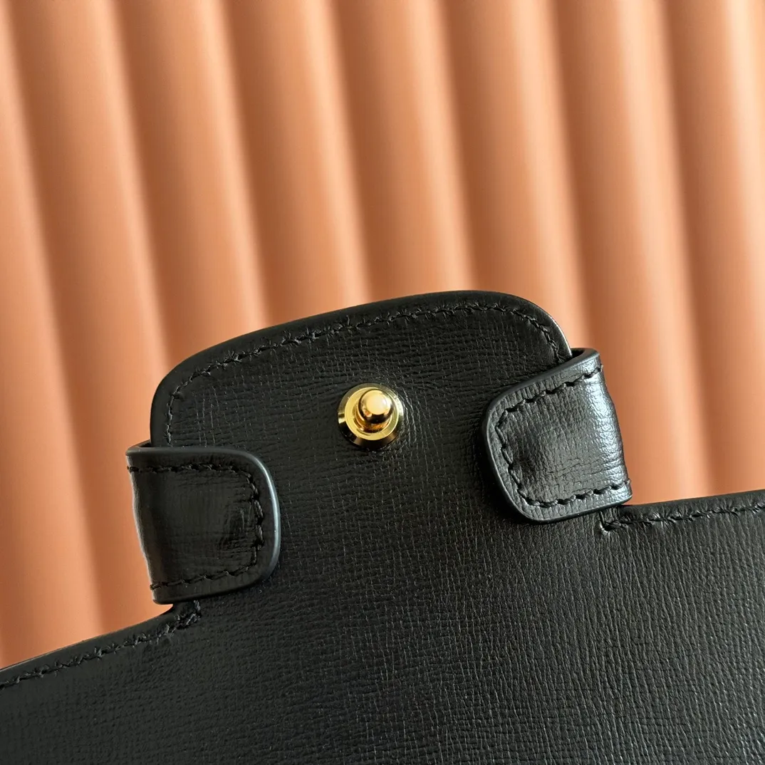p1560. 📣📣📣【Original leather accessories🌈Full set of counter packaging】🔥🔥Introduction: The 1955 new fashion series tells moving stories with colors. Supreme is a representative fabric of the brand, inspired by archive designs from the 1930s. The classic brown and ebony designs have been reinterpreted to convey the brand's timeless design essence. This pattern has also become the iconic highlight of this 1955 series mini shoulder bag. The material is made of counter-quality PVC material with high-density webbing, and high-end smooth vintage bronze hardware on the market. Model: 703848. Dimensions: 22x16x10.5cm.