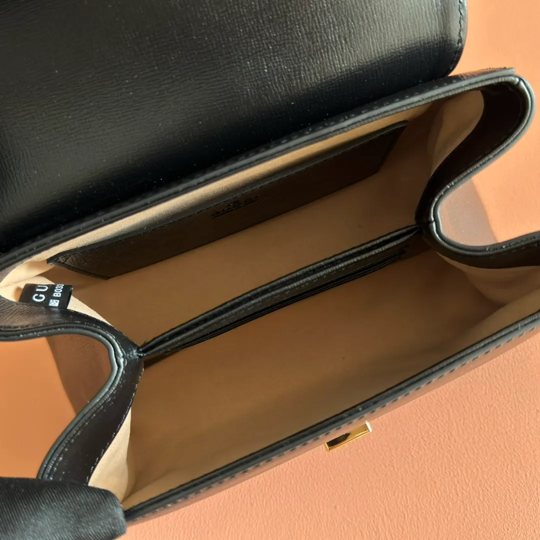 p1560. 📣📣📣【Original leather accessories🌈Full set of counter packaging】🔥🔥Introduction: The 1955 new fashion series tells moving stories with colors. Supreme is a representative fabric of the brand, inspired by archive designs from the 1930s. The classic brown and ebony designs have been reinterpreted to convey the brand's timeless design essence. This pattern has also become the iconic highlight of this 1955 series mini shoulder bag. The material is made of counter-quality PVC material with high-density webbing, and high-end smooth vintage bronze hardware on the market. Model: 703848. Dimensions: 22x16x10.5cm.