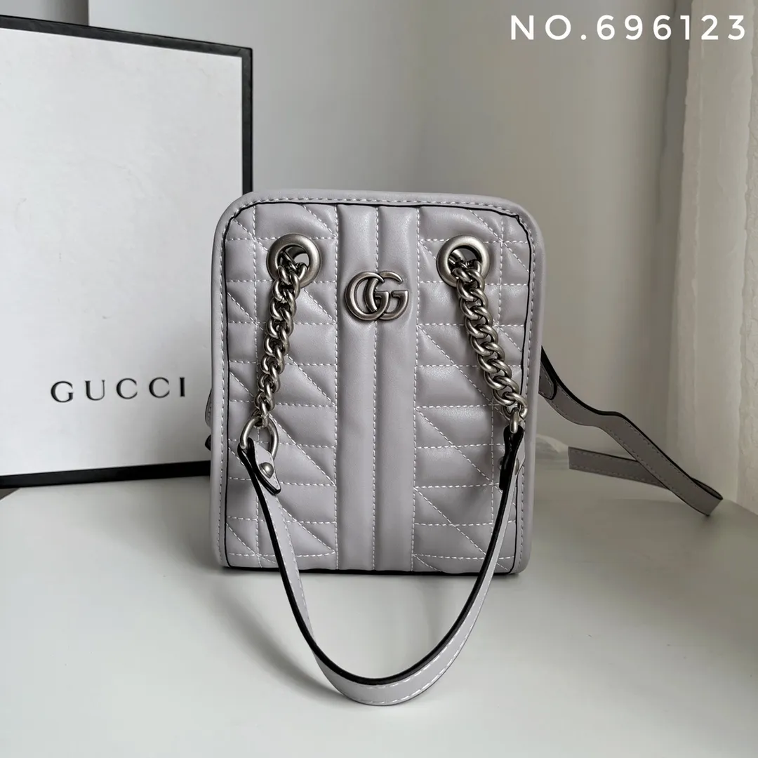 Actual shot #💰280 Style number: 696123 Size: 16x7x19 Gucci💝💝 GG quilted mini handbag. This is full of silhouette and texture. It exudes a strong retro style. It is very stylish as a handbag or crossbody. I also like the capacity.