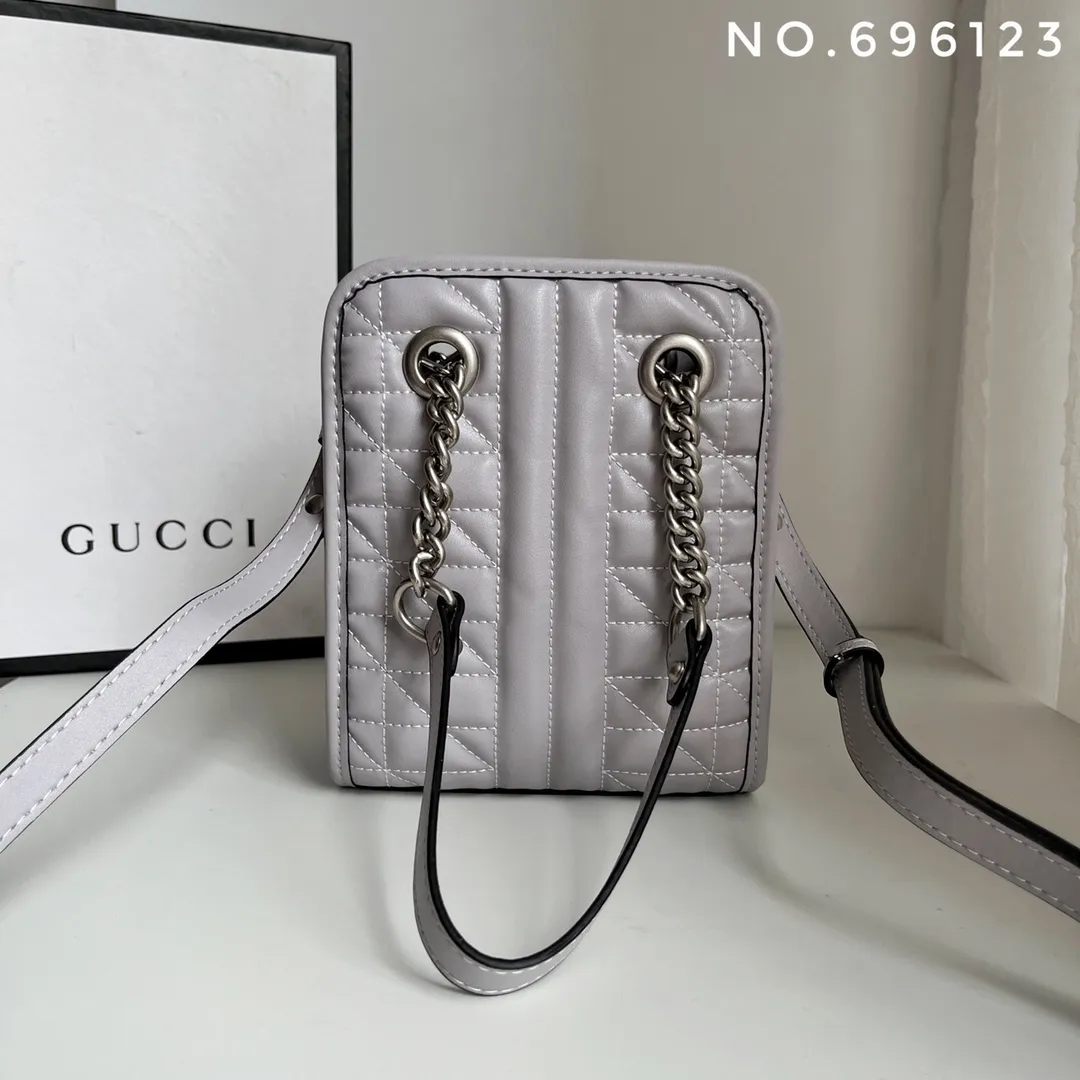 Actual shot #💰280 Style number: 696123 Size: 16x7x19 Gucci💝💝 GG quilted mini handbag. This is full of silhouette and texture. It exudes a strong retro style. It is very stylish as a handbag or crossbody. I also like the capacity.