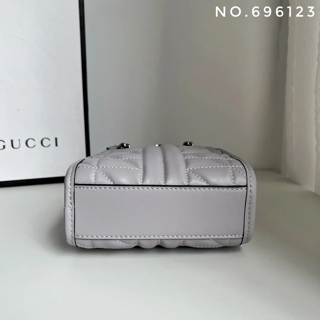 Actual shot #💰280 Style number: 696123 Size: 16x7x19 Gucci💝💝 GG quilted mini handbag. This is full of silhouette and texture. It exudes a strong retro style. It is very stylish as a handbag or crossbody. I also like the capacity.