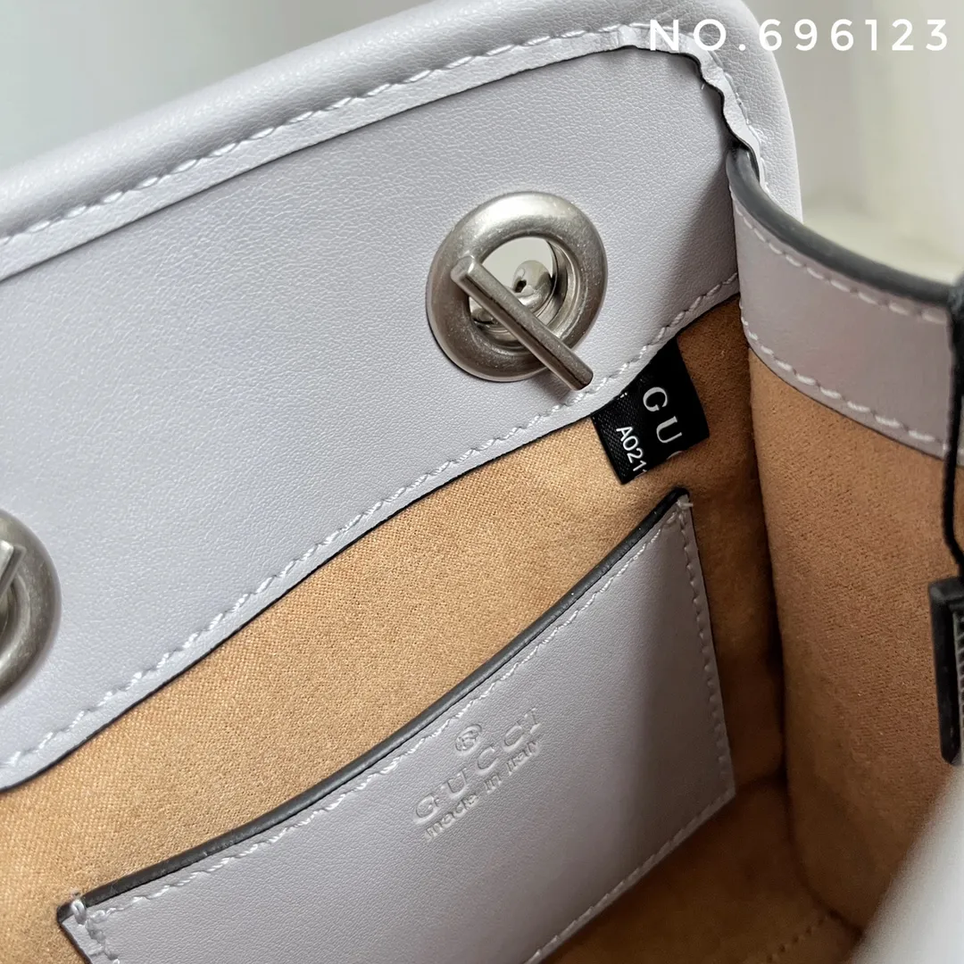 Actual shot #💰280 Style number: 696123 Size: 16x7x19 Gucci💝💝 GG quilted mini handbag. This is full of silhouette and texture. It exudes a strong retro style. It is very stylish as a handbag or crossbody. I also like the capacity.