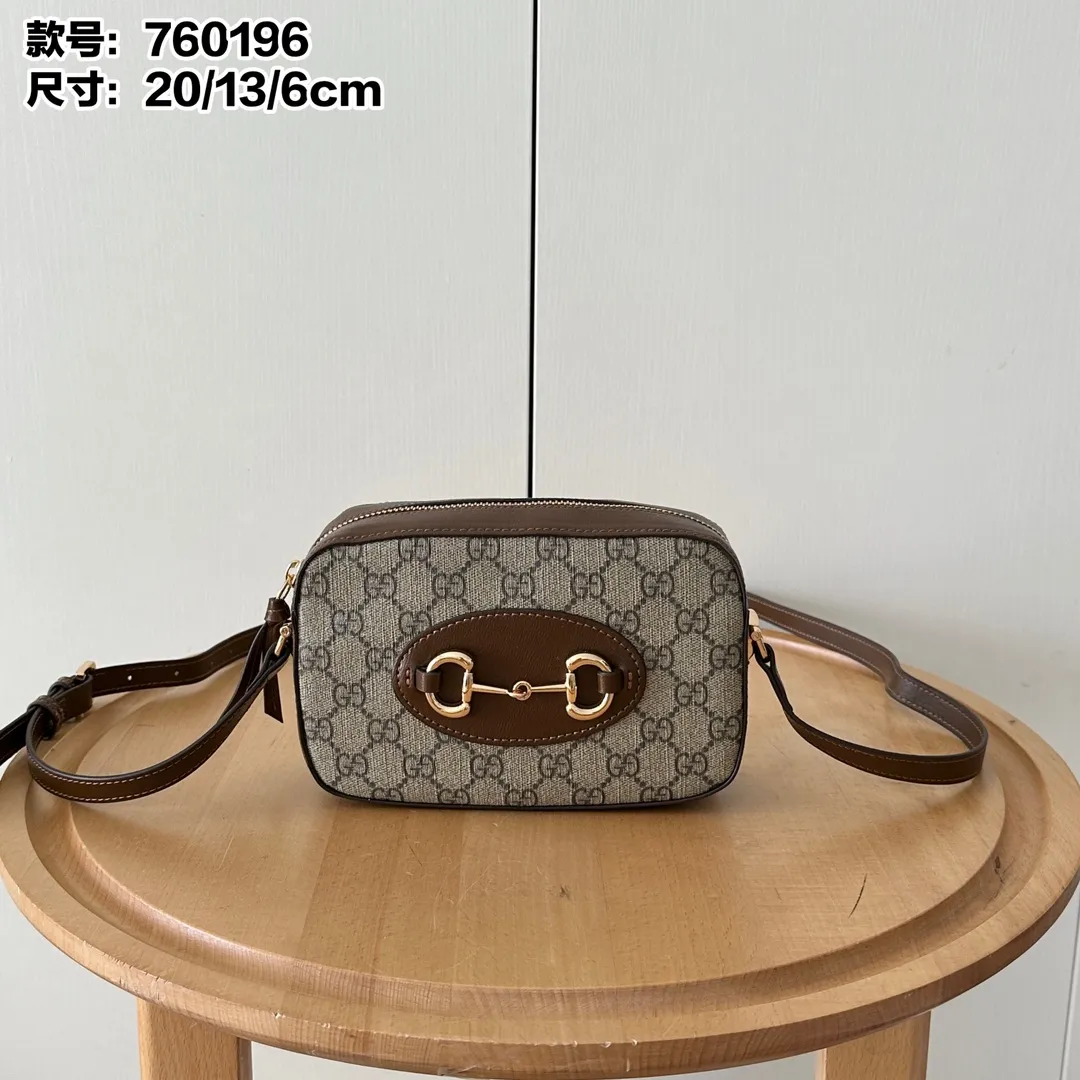 Actual shot #💰260 Style number: 760196 Size: 20✖️13✖️6cm 𝗚𝘂𝗰𝗰𝗶 𝗛𝗼𝗿𝘀𝗲𝗯𝗶𝘁 𝟭𝟵𝟱𝟱 camera bag The classic horsebit and retro style can be matched casually without going wrong. The size is invincible and friendly~ A cute toast bun shape🍞Not too big, not too small, just right! The length of the shoulder strap can be adjusted with a pin buckle for cross-body wear, and the capacity also meets daily needs~