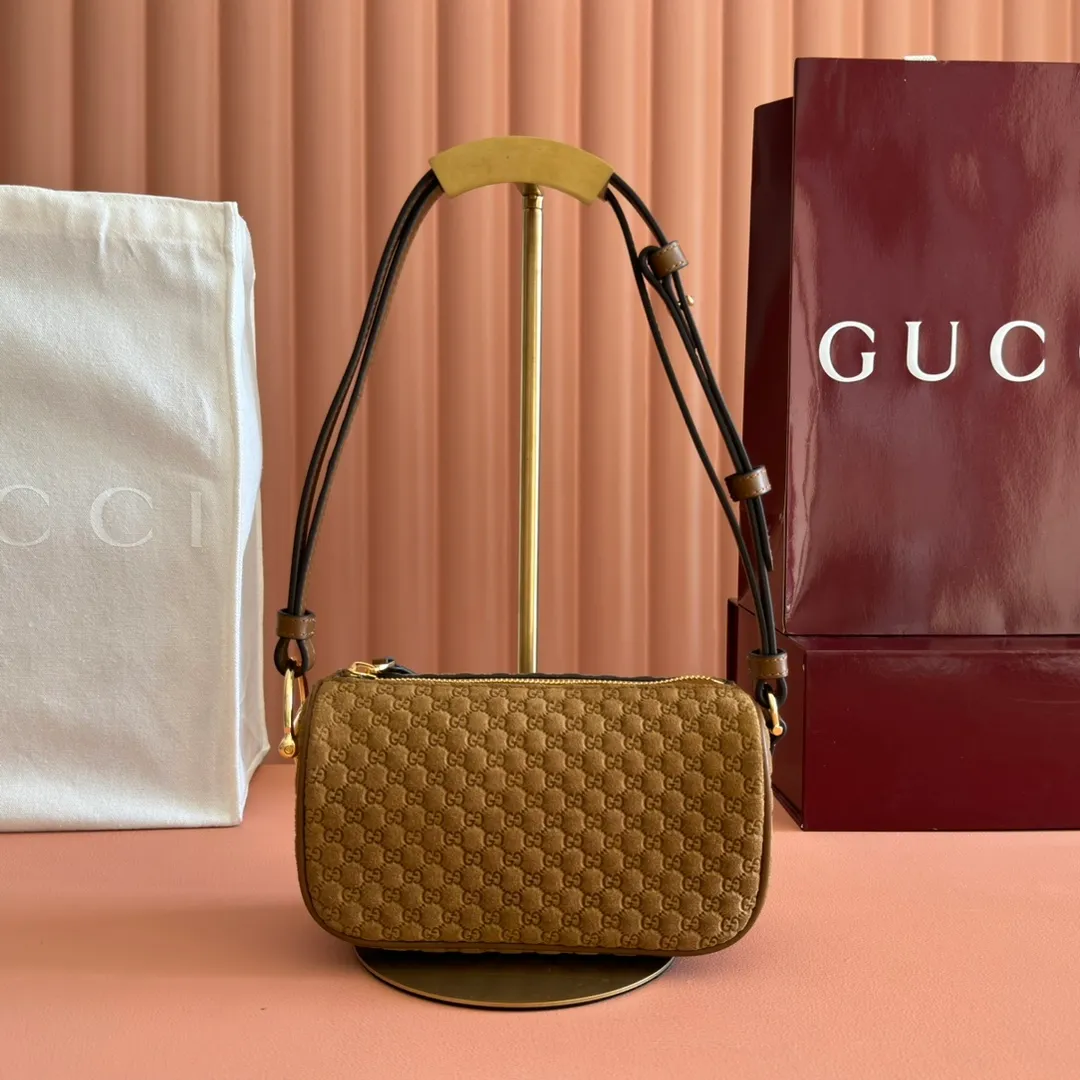 p1060💋💋💋【With full set of original counter packaging】The brand interprets iconic elements from a contemporary perspective and re-presents the Gucci half-horse bit design. It uses soft cow leather that fits the body shape to inject new style into classic accessories. This mini bag is crafted from soft grained leather and features a half horsebit detail on the side. Green grained soft leather. Light gold tone hardware. Tonal cotton and linen blend lining. Half horsebit buckle. Calf leather shoulder strap (23cm high). Zip closure. Ident.: 860784. Dimensions: 19cm (width) x 19.5cm (height) x 9cm (depth) Weight: approx. 272g Color: brown/full leather.