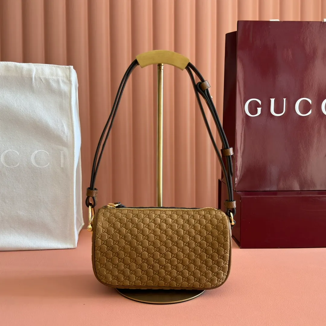 p1060💋💋💋【With full set of original counter packaging】The brand interprets iconic elements from a contemporary perspective and re-presents the Gucci half-horse bit design. It uses soft cow leather that fits the body shape to inject new style into classic accessories. This mini bag is crafted from soft grained leather and features a half horsebit detail on the side. Green grained soft leather. Light gold tone hardware. Tonal cotton and linen blend lining. Half horsebit buckle. Calf leather shoulder strap (23cm high). Zip closure. Ident.: 860784. Dimensions: 19cm (width) x 19.5cm (height) x 9cm (depth) Weight: approx. 272g Color: brown/full leather.