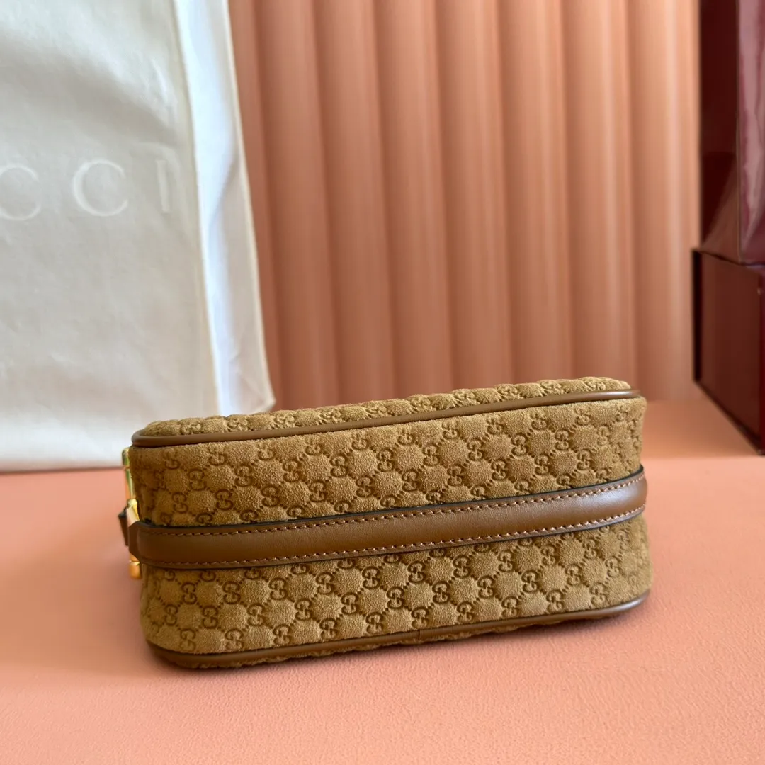 p1060💋💋💋【With full set of original counter packaging】The brand interprets iconic elements from a contemporary perspective and re-presents the Gucci half-horse bit design. It uses soft cow leather that fits the body shape to inject new style into classic accessories. This mini bag is crafted from soft grained leather and features a half horsebit detail on the side. Green grained soft leather. Light gold tone hardware. Tonal cotton and linen blend lining. Half horsebit buckle. Calf leather shoulder strap (23cm high). Zip closure. Ident.: 860784. Dimensions: 19cm (width) x 19.5cm (height) x 9cm (depth) Weight: approx. 272g Color: brown/full leather.