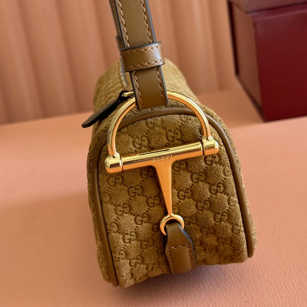 p1060💋💋💋【With full set of original counter packaging】The brand interprets iconic elements from a contemporary perspective and re-presents the Gucci half-horse bit design. It uses soft cow leather that fits the body shape to inject new style into classic accessories. This mini bag is crafted from soft grained leather and features a half horsebit detail on the side. Green grained soft leather. Light gold tone hardware. Tonal cotton and linen blend lining. Half horsebit buckle. Calf leather shoulder strap (23cm high). Zip closure. Ident.: 860784. Dimensions: 19cm (width) x 19.5cm (height) x 9cm (depth) Weight: approx. 272g Color: brown/full leather.