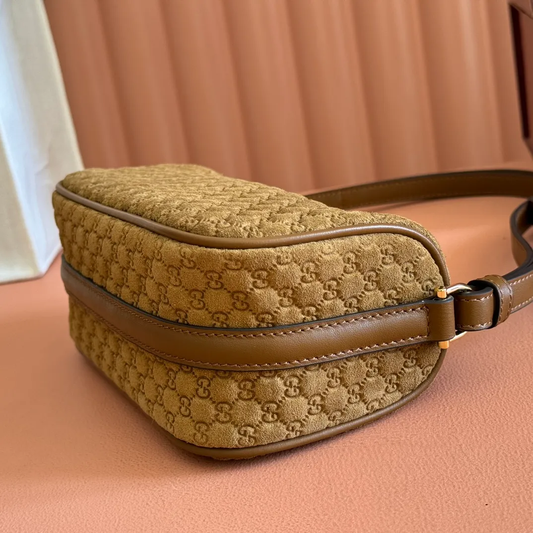 p1060💋💋💋【With full set of original counter packaging】The brand interprets iconic elements from a contemporary perspective and re-presents the Gucci half-horse bit design. It uses soft cow leather that fits the body shape to inject new style into classic accessories. This mini bag is crafted from soft grained leather and features a half horsebit detail on the side. Green grained soft leather. Light gold tone hardware. Tonal cotton and linen blend lining. Half horsebit buckle. Calf leather shoulder strap (23cm high). Zip closure. Ident.: 860784. Dimensions: 19cm (width) x 19.5cm (height) x 9cm (depth) Weight: approx. 272g Color: brown/full leather.