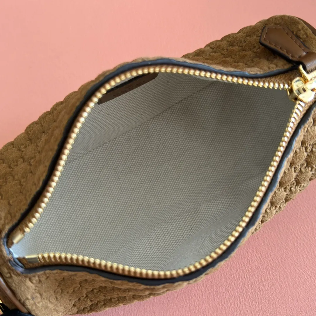 p1060💋💋💋【With full set of original counter packaging】The brand interprets iconic elements from a contemporary perspective and re-presents the Gucci half-horse bit design. It uses soft cow leather that fits the body shape to inject new style into classic accessories. This mini bag is crafted from soft grained leather and features a half horsebit detail on the side. Green grained soft leather. Light gold tone hardware. Tonal cotton and linen blend lining. Half horsebit buckle. Calf leather shoulder strap (23cm high). Zip closure. Ident.: 860784. Dimensions: 19cm (width) x 19.5cm (height) x 9cm (depth) Weight: approx. 272g Color: brown/full leather.