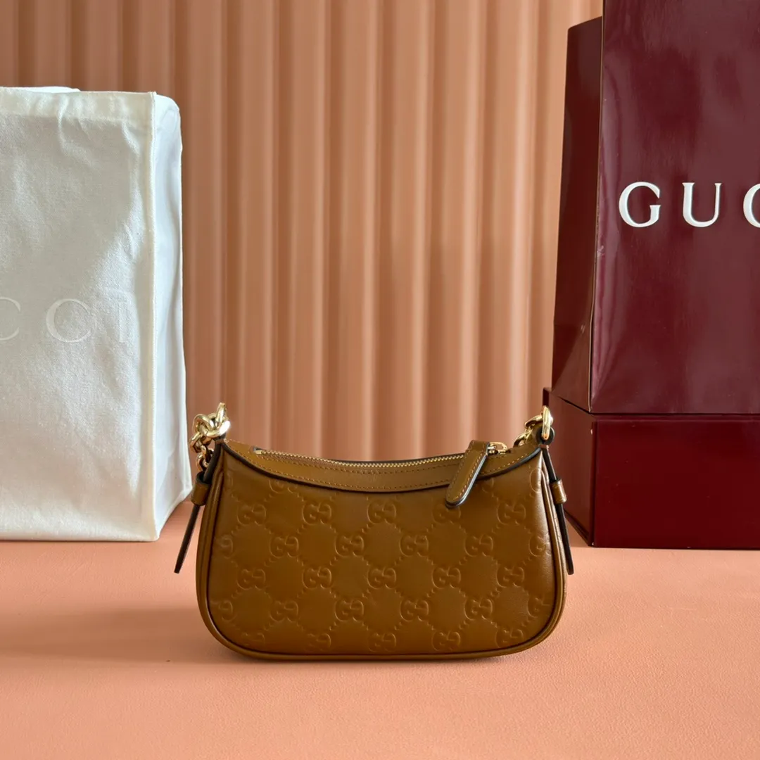 p900. 💋💋💋《With full set of original factory counter packaging》‼ ️【New Product】2025 Autumn and Winter Series, this small shoulder bag adopts a round silhouette with gold-tone accessories and chain straps, highlighting the style of the GG Emblem series. It features a zipper closure, an interior card pocket, and a cotton and linen lining for a refined feel. Gucci black (Rosso Ancora) GG printed embossed calf leather Gold tone accessories Gucci black (Rosso Ancora) cotton and linen lining The bag pictured is sold separately and does not come with the bag charm. Interior: card pocket, chain shoulder strap (23cm high), zipper closure. Model number: 847091. Dimensions: 19cm (bottom width) x 16.5cm (top width) 12cm (height) x 4cm (bottom depth) x 2.5cm (top depth) Weight: Approx. 0.211kg Color: Brown/Embossed. Made in Italy
