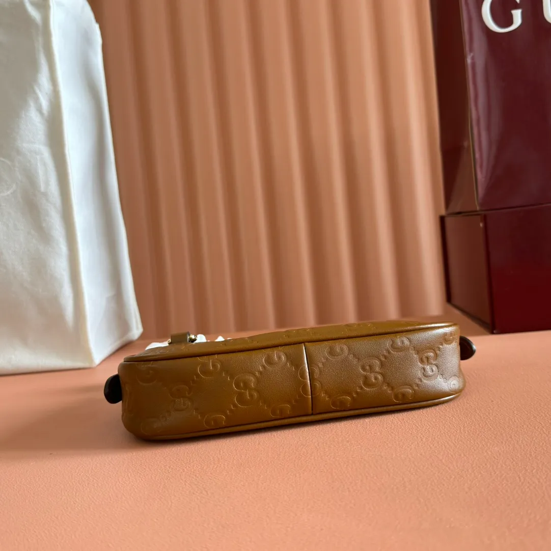 p900. 💋💋💋《With full set of original factory counter packaging》‼ ️【New Product】2025 Autumn and Winter Series, this small shoulder bag adopts a round silhouette with gold-tone accessories and chain straps, highlighting the style of the GG Emblem series. It features a zipper closure, an interior card pocket, and a cotton and linen lining for a refined feel. Gucci black (Rosso Ancora) GG printed embossed calf leather Gold tone accessories Gucci black (Rosso Ancora) cotton and linen lining The bag pictured is sold separately and does not come with the bag charm. Interior: card pocket, chain shoulder strap (23cm high), zipper closure. Model number: 847091. Dimensions: 19cm (bottom width) x 16.5cm (top width) 12cm (height) x 4cm (bottom depth) x 2.5cm (top depth) Weight: Approx. 0.211kg Color: Brown/Embossed. Made in Italy