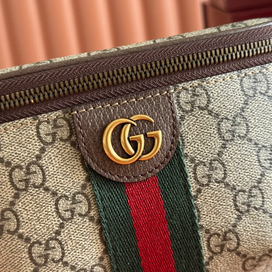 p780. 💋💋💋 Comes with a full set of original counter packaging [New product] The Ophidia series is a unique combination of beige and dark brown colors, with classic silhouettes and new functions, and is made of soft-touch fabrics. This belt bag is made of coated fabric with a GG monogram pattern and is expertly embellished with the Double G logo and webbing details. Beige and dark brown GG monogram coated fabric Dark brown leather trim Gold-toned hardware Dark green linen-cotton blend lining Double G Web detail Zip closure Ident No.: 839106. Dimensions; 30cm (width) x 14cm (height) x 4.5cm (depth) Color: Brown/PVC. Made in Italy