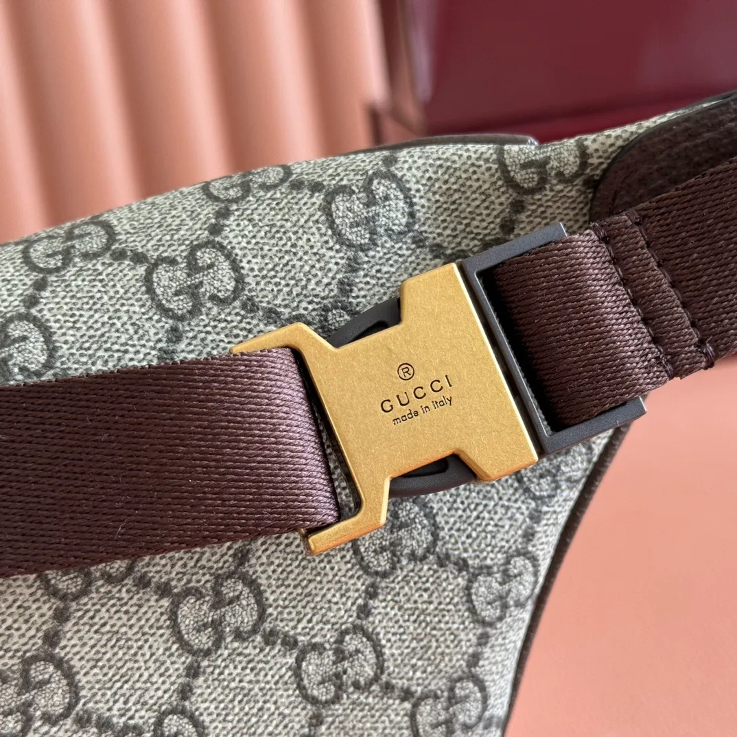 p780. 💋💋💋 Comes with a full set of original counter packaging [New product] The Ophidia series is a unique combination of beige and dark brown colors, with classic silhouettes and new functions, and is made of soft-touch fabrics. This belt bag is made of coated fabric with a GG monogram pattern and is expertly embellished with the Double G logo and webbing details. Beige and dark brown GG monogram coated fabric Dark brown leather trim Gold-toned hardware Dark green linen-cotton blend lining Double G Web detail Zip closure Ident No.: 839106. Dimensions; 30cm (width) x 14cm (height) x 4.5cm (depth) Color: Brown/PVC. Made in Italy