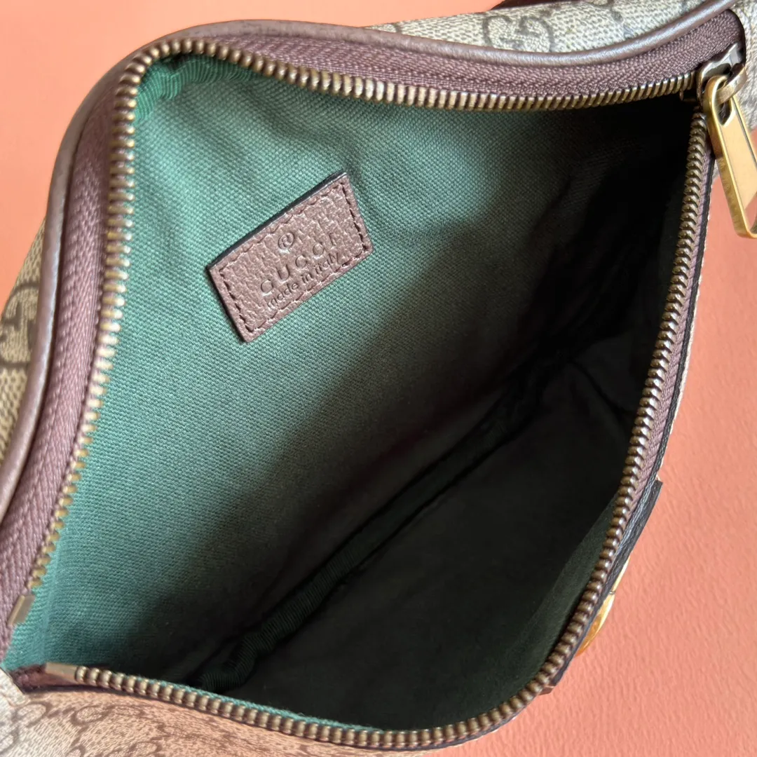 p780. 💋💋💋 Comes with a full set of original counter packaging [New product] The Ophidia series is a unique combination of beige and dark brown colors, with classic silhouettes and new functions, and is made of soft-touch fabrics. This belt bag is made of coated fabric with a GG monogram pattern and is expertly embellished with the Double G logo and webbing details. Beige and dark brown GG monogram coated fabric Dark brown leather trim Gold-toned hardware Dark green linen-cotton blend lining Double G Web detail Zip closure Ident No.: 839106. Dimensions; 30cm (width) x 14cm (height) x 4.5cm (depth) Color: Brown/PVC. Made in Italy
