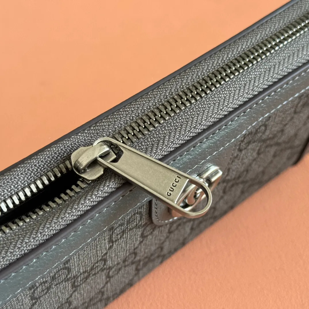 p480. 📣📣📣【Original leather accessories🌈(Cdfmall Sanya Duty Free Store Handbag)🔥🔥 The Ophidia series wallet combines the iconic double G details with the gray and black GG Supreme canvas, paying tribute to the origin of the Gucci brand through timeless matching techniques. This accessory echoes the endless retro sentiment of the Ophidia series items. Model: 706844 Size: 19*10.5*2.5 Color: gray leather/PVC.