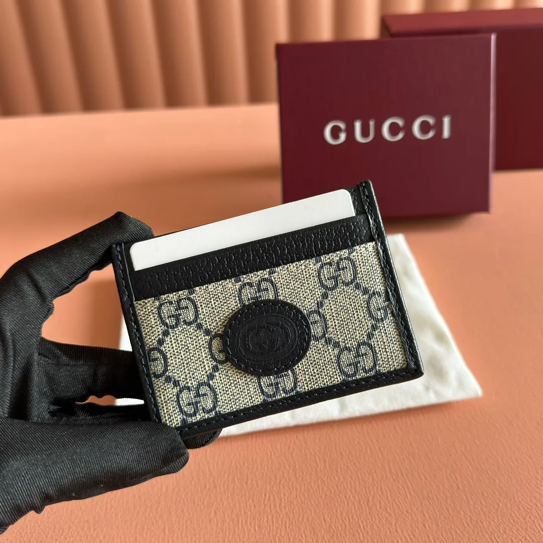 p260. 📣📣📣【Original leather with 🌈full counter packaging】🔥🔥This simple and slender wallet is made of black GG Supreme canvas, decorated with tonal leather piping and an interlocking double G logo, highlighting the charm of a classic design. Black GG Supreme canvas, environmentally friendly material. Black leather trim. Viscose lining. Oval leather interlocking G plaque. Eight card compartments, two bill compartments. Color: blue/pvc. Model: 673002.