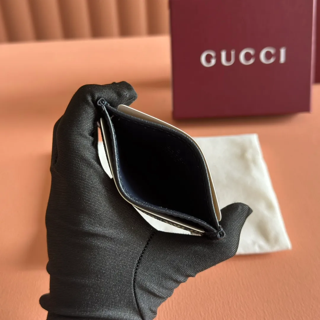 p260. 📣📣📣【Original leather with 🌈full counter packaging】🔥🔥This simple and slender wallet is made of black GG Supreme canvas, decorated with tonal leather piping and an interlocking double G logo, highlighting the charm of a classic design. Black GG Supreme canvas, environmentally friendly material. Black leather trim. Viscose lining. Oval leather interlocking G plaque. Eight card compartments, two bill compartments. Color: blue/pvc. Model: 673002.