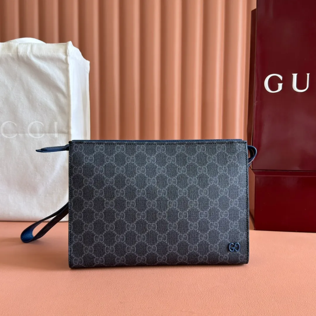 p720🔥🔥🔥【With full set of original green box packaging】Clutch bag with GG details. As the brand's iconic material, GG Supreme canvas has become the main fabric in Gucci's design universe. In the new series, it is reinterpreted through the Gucci aesthetic perspective. This clutch features an all-over monogram pattern. GG accessories add branding charm to the piece. Beige and ebony GG Supreme canvas, red leather trim, brass hardware with red ceramic effect finish, cotton and linen moire fabric lining, GG detail, interior: six card compartments, detachable wrist strap, zip closure. Model: 768255. Dimensions: 18(L) x 26(W) x 6cm(D) Color: Gray Gram. Made in Italy Weight: Approx. 0.387 kg