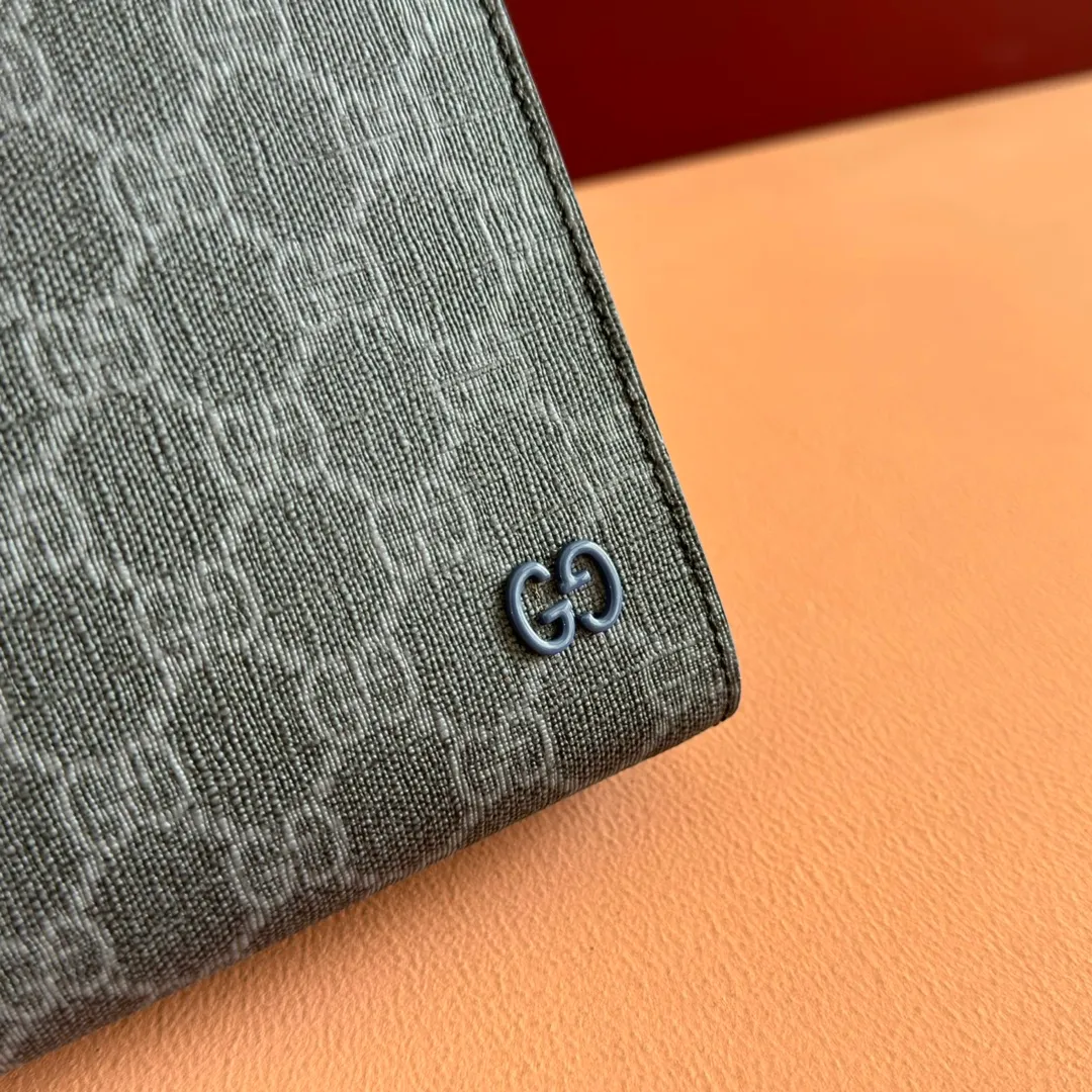 p720🔥🔥🔥【With full set of original green box packaging】Clutch bag with GG details. As the brand's iconic material, GG Supreme canvas has become the main fabric in Gucci's design universe. In the new series, it is reinterpreted through the Gucci aesthetic perspective. This clutch features an all-over monogram pattern. GG accessories add branding charm to the piece. Beige and ebony GG Supreme canvas, red leather trim, brass hardware with red ceramic effect finish, cotton and linen moire fabric lining, GG detail, interior: six card compartments, detachable wrist strap, zip closure. Model: 768255. Dimensions: 18(L) x 26(W) x 6cm(D) Color: Gray Gram. Made in Italy Weight: Approx. 0.387 kg