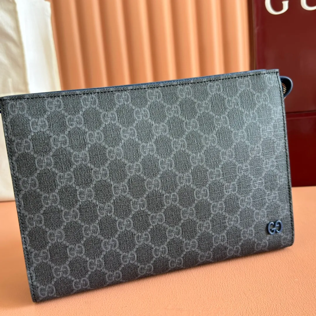 p720🔥🔥🔥【With full set of original green box packaging】Clutch bag with GG details. As the brand's iconic material, GG Supreme canvas has become the main fabric in Gucci's design universe. In the new series, it is reinterpreted through the Gucci aesthetic perspective. This clutch features an all-over monogram pattern. GG accessories add branding charm to the piece. Beige and ebony GG Supreme canvas, red leather trim, brass hardware with red ceramic effect finish, cotton and linen moire fabric lining, GG detail, interior: six card compartments, detachable wrist strap, zip closure. Model: 768255. Dimensions: 18(L) x 26(W) x 6cm(D) Color: Gray Gram. Made in Italy Weight: Approx. 0.387 kg