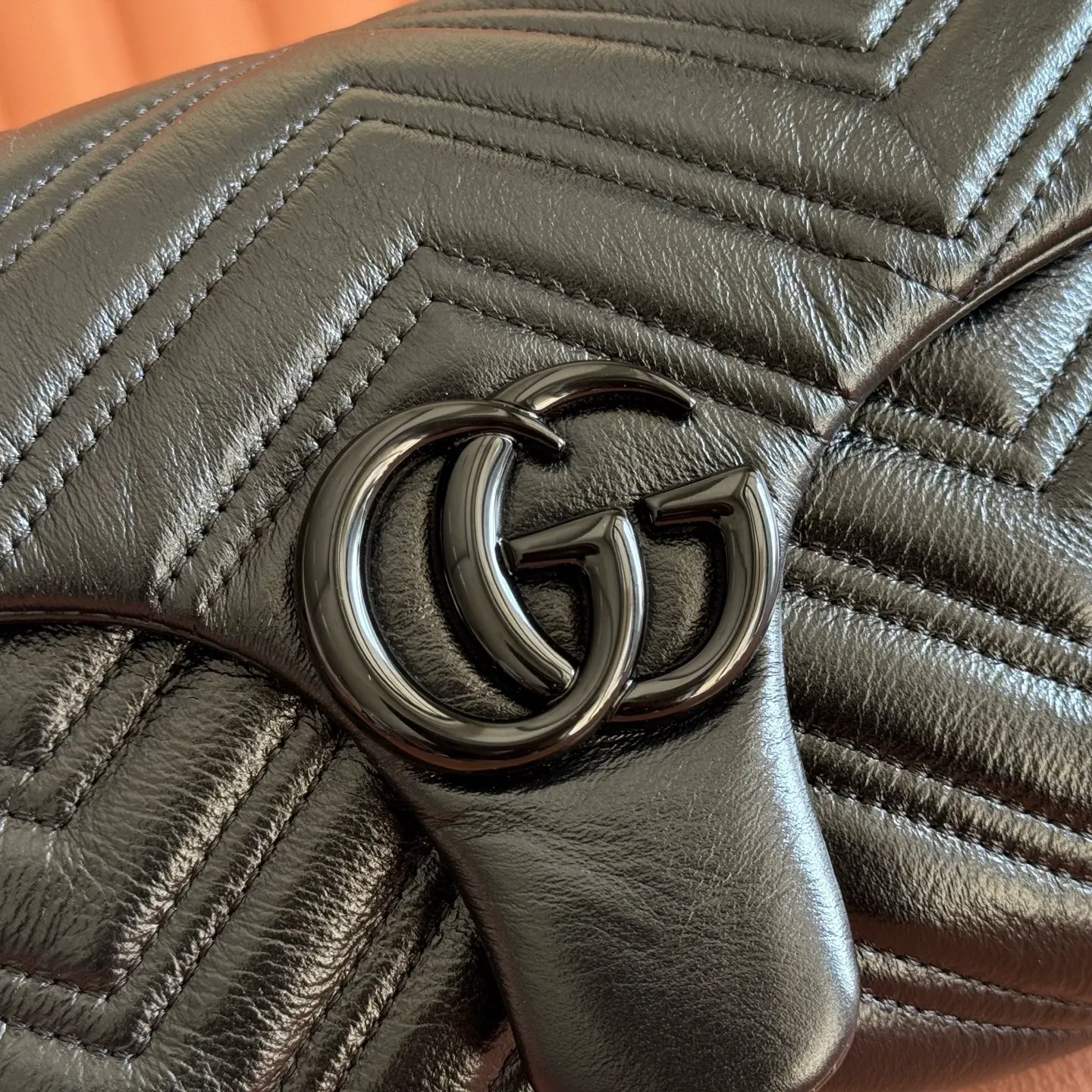 p1400💋💋💋[Original configuration and full counter packaging] This brand's classic GG Marmont series handbag is crafted from extremely soft cow leather, decorated with double G-shaped accessories, and matched with three-dimensional and multi-faceted chain shoulder straps. The entire bag has a soft and delicate structure. Black quilted V-shaped nappa leather Tonal enamel hardware Black rayon lining Double G Interior: 1 open pocket Sliding chain shoulder strap: 23.5cm - 45cm Magnetic press-button closure Ident No.: 855371. Dimensions: 23cm (width) x 17cm (height) x 9cm (depth) Weight: approx. 0.75kg Color: black/soft leather.