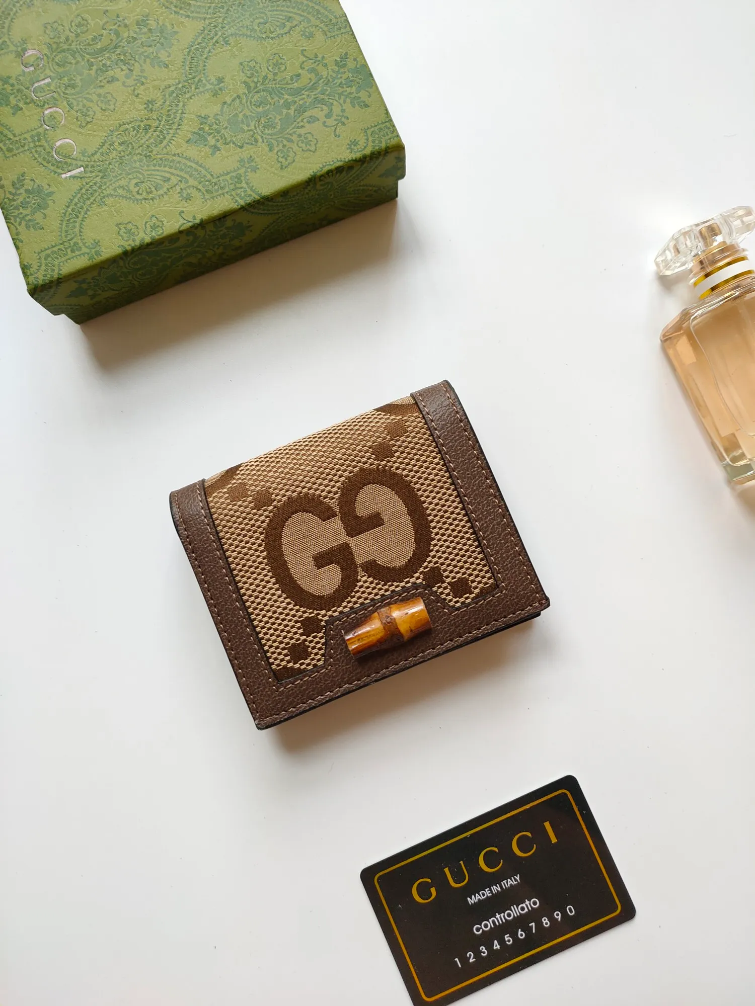 💰140💰Card holder~The wallet adopts a unique bamboo lock design, which highlights the design beauty of 𝗚𝘂𝗰𝗰𝗶, and is made of original factory calfskin! Size: 11x9x3.5cm Model: 658244