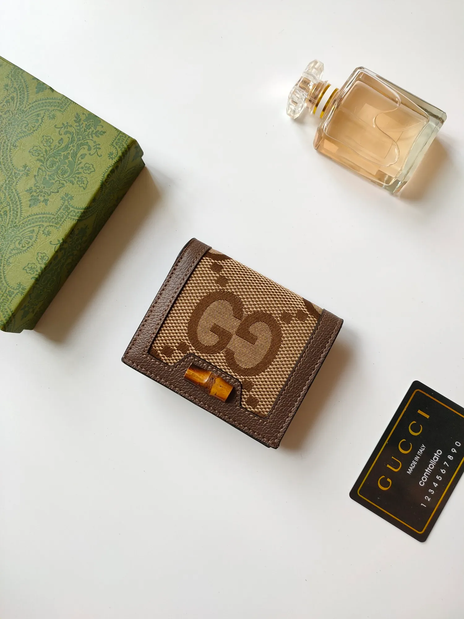 💰140💰Card holder~The wallet adopts a unique bamboo lock design, which highlights the design beauty of 𝗚𝘂𝗰𝗰𝗶, and is made of original factory calfskin! Size: 11x9x3.5cm Model: 658244