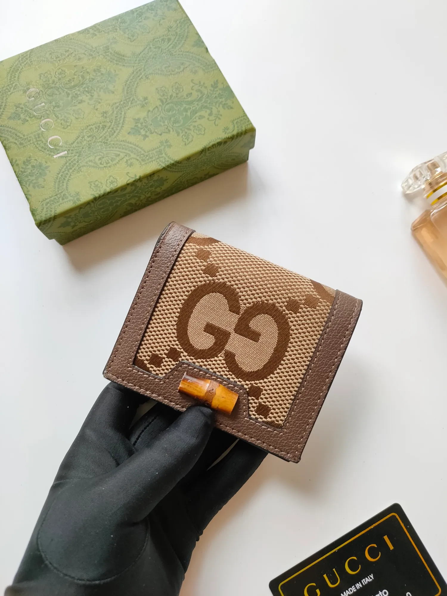 💰140💰Card holder~The wallet adopts a unique bamboo lock design, which highlights the design beauty of 𝗚𝘂𝗰𝗰𝗶, and is made of original factory calfskin! Size: 11x9x3.5cm Model: 658244