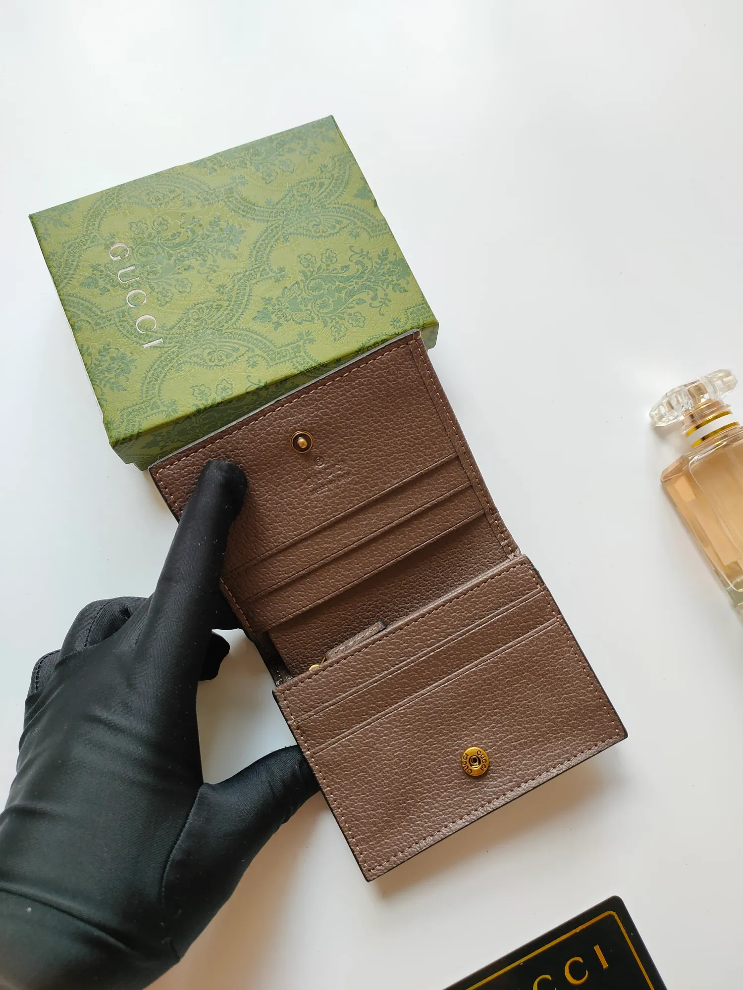 💰140💰Card holder~The wallet adopts a unique bamboo lock design, which highlights the design beauty of 𝗚𝘂𝗰𝗰𝗶, and is made of original factory calfskin! Size: 11x9x3.5cm Model: 658244