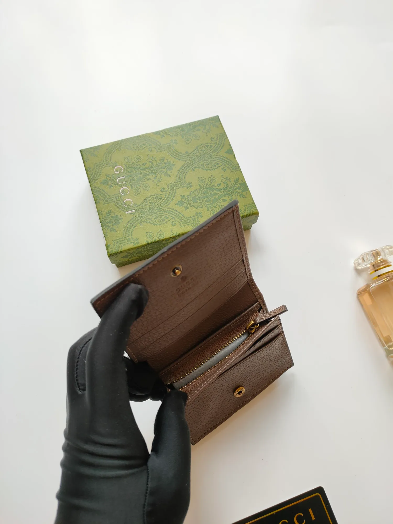 💰140💰Card holder~The wallet adopts a unique bamboo lock design, which highlights the design beauty of 𝗚𝘂𝗰𝗰𝗶, and is made of original factory calfskin! Size: 11x9x3.5cm Model: 658244