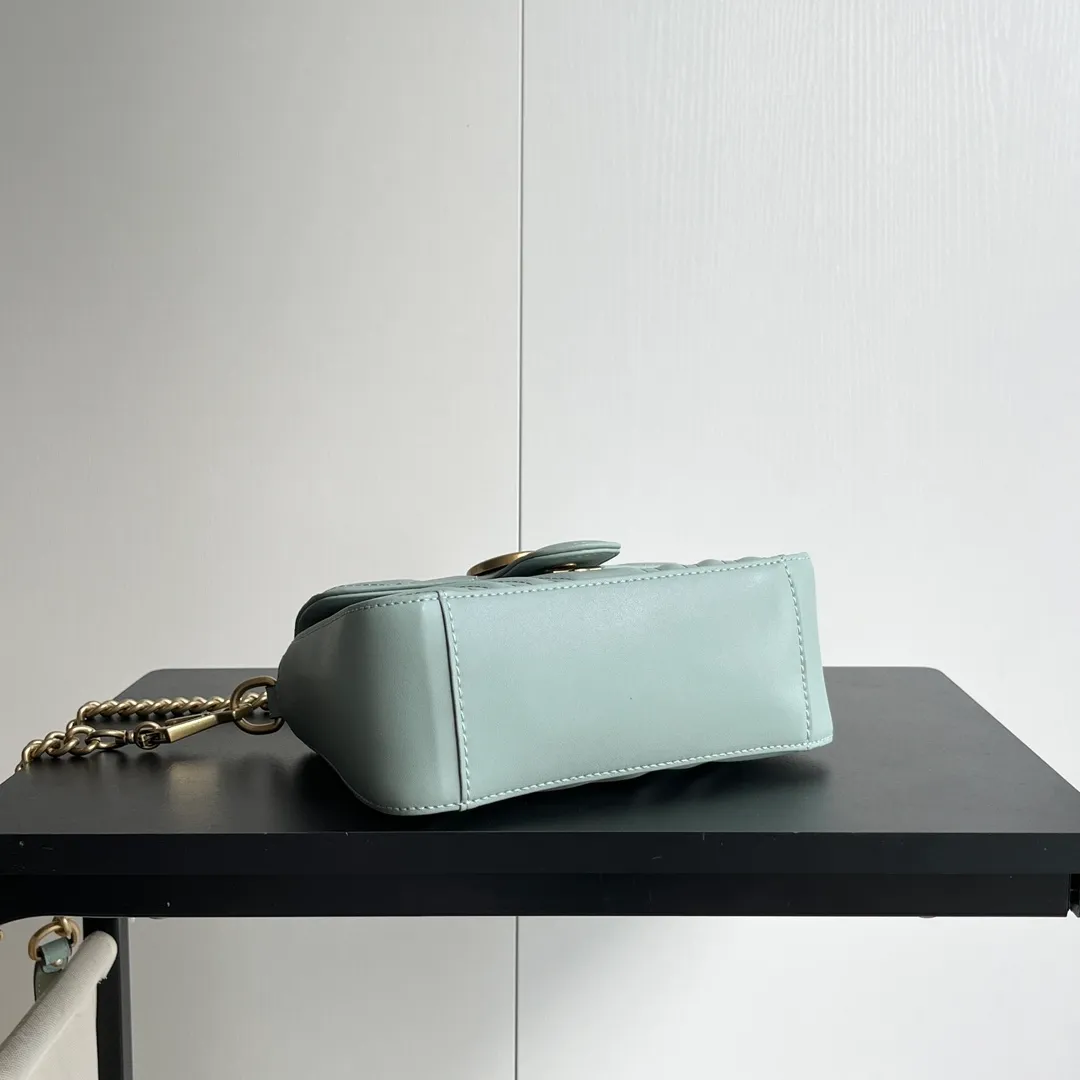 Actual shot #💰320 Style number: 583571 gray green/547260 Size: 21*15.5*8cm GG Marmont mini messenger bag is still in the limelight this year. The iconic double G logo carries Gucci’s literary and romantic story. The new mini series is a vivid interpretation of retro and gorgeousness. It is so cute~Handheld✅One shoulder✅Crossbody✅