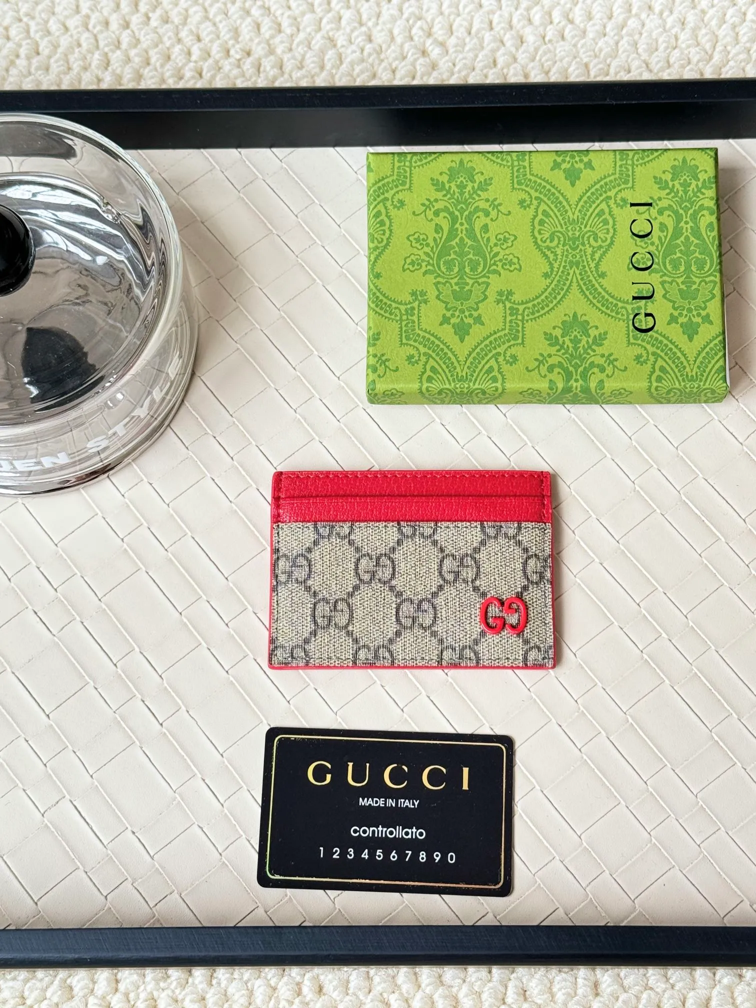 💰100 Gucci card uses a two-tone design full of contrasting beauty to make the GG logo embellished on the bag shine. The fabric is black GG, and the lining is made of contrasting cowhide. It is made of black GG Supreme canvas with dark gray ceramic effect double G. Size: 11x 7cm Model: 768248