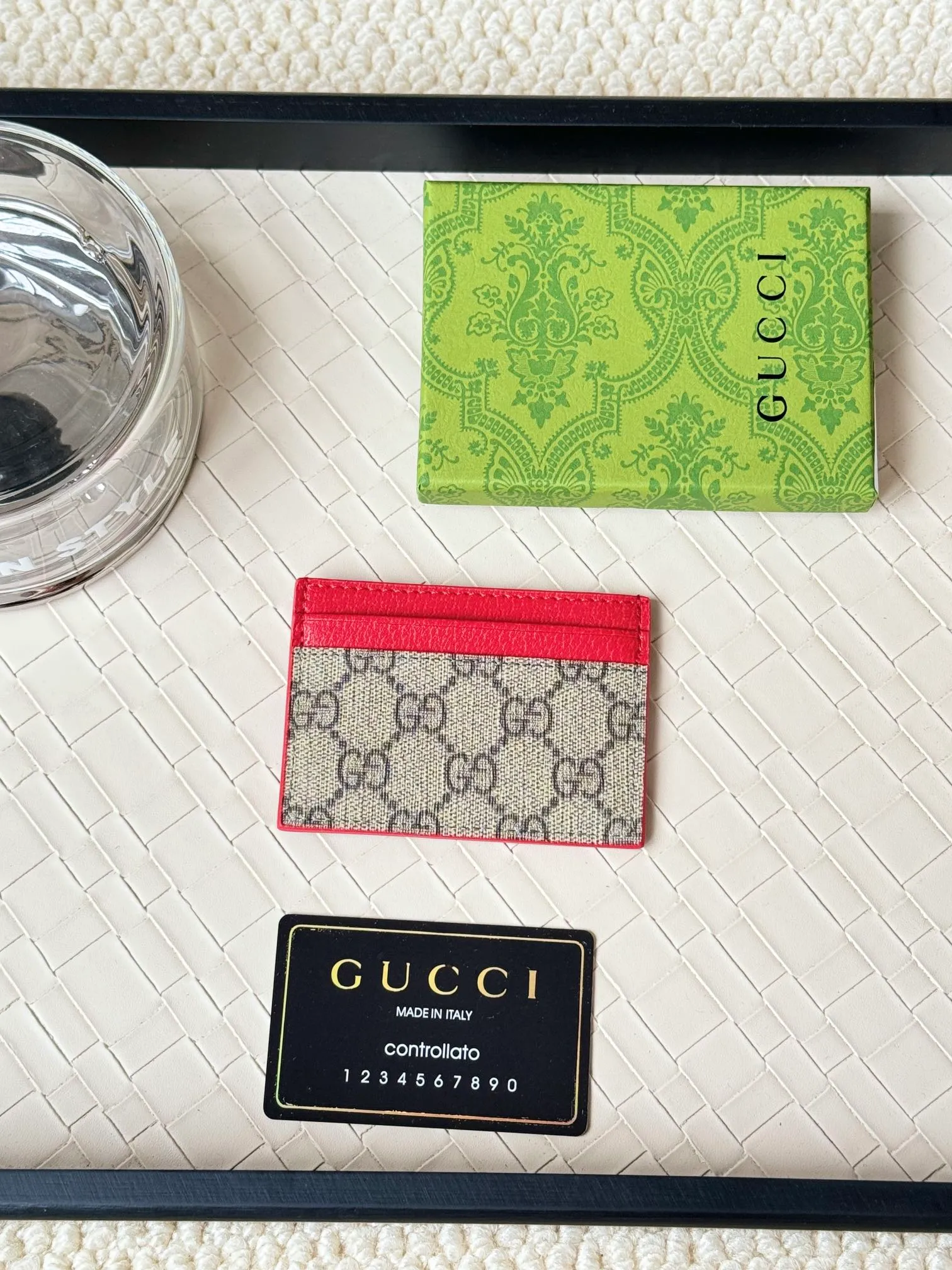 💰100 Gucci card uses a two-tone design full of contrasting beauty to make the GG logo embellished on the bag shine. The fabric is black GG, and the lining is made of contrasting cowhide. It is made of black GG Supreme canvas with dark gray ceramic effect double G. Size: 11x 7cm Model: 768248