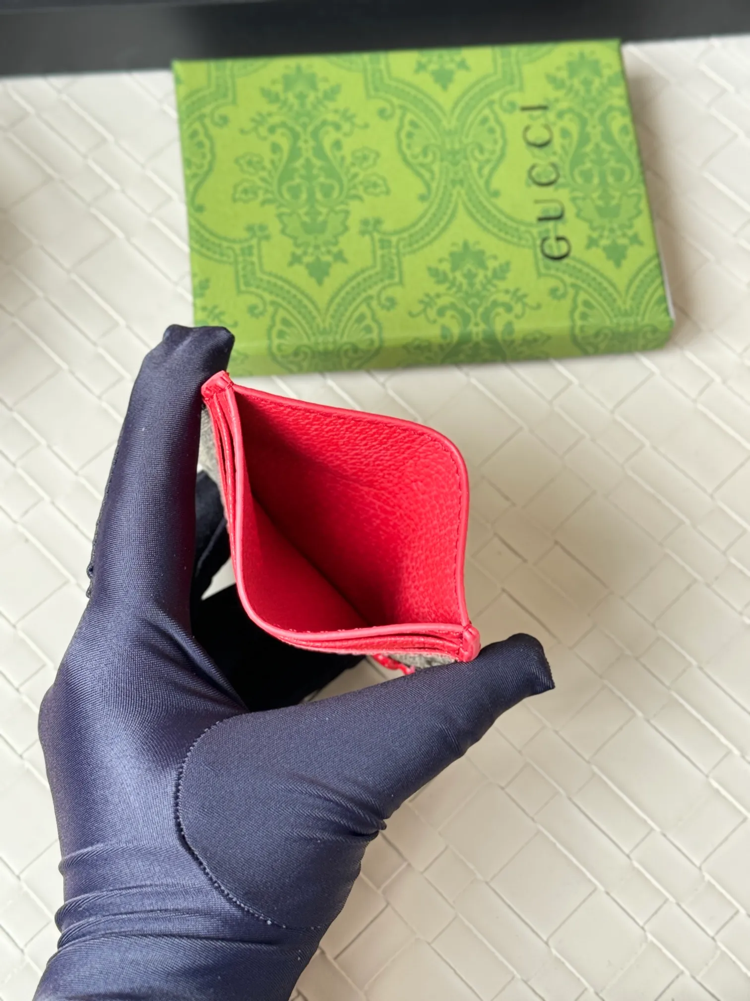 💰100 Gucci card uses a two-tone design full of contrasting beauty to make the GG logo embellished on the bag shine. The fabric is black GG, and the lining is made of contrasting cowhide. It is made of black GG Supreme canvas with dark gray ceramic effect double G. Size: 11x 7cm Model: 768248