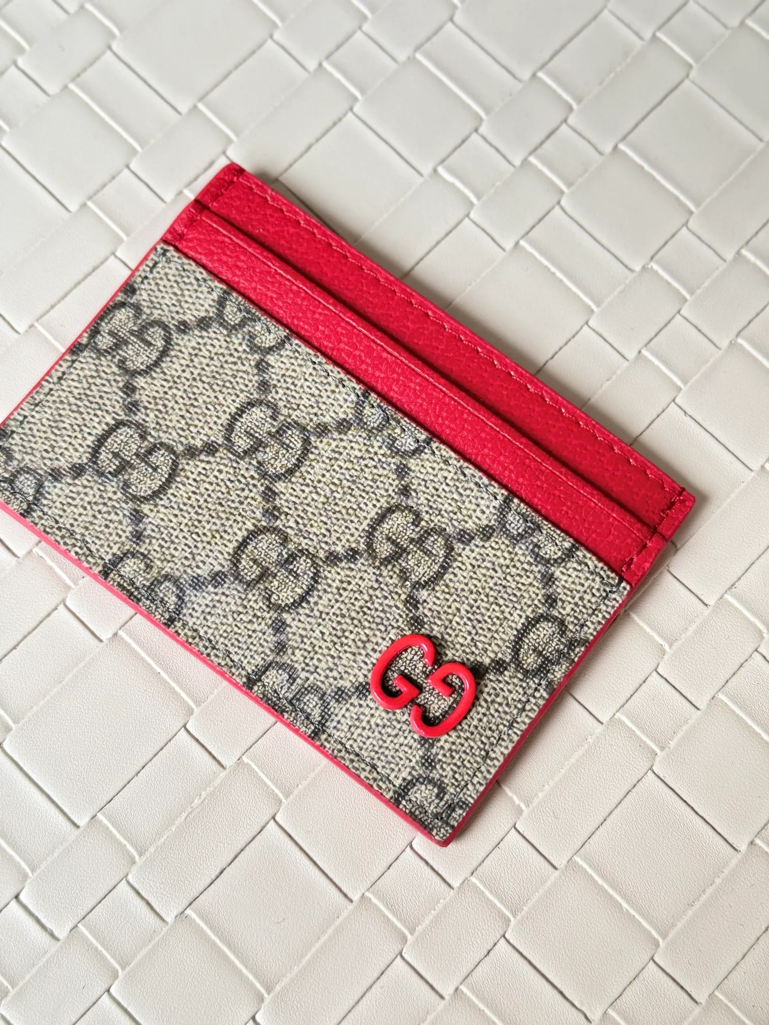 💰100 Gucci card uses a two-tone design full of contrasting beauty to make the GG logo embellished on the bag shine. The fabric is black GG, and the lining is made of contrasting cowhide. It is made of black GG Supreme canvas with dark gray ceramic effect double G. Size: 11x 7cm Model: 768248
