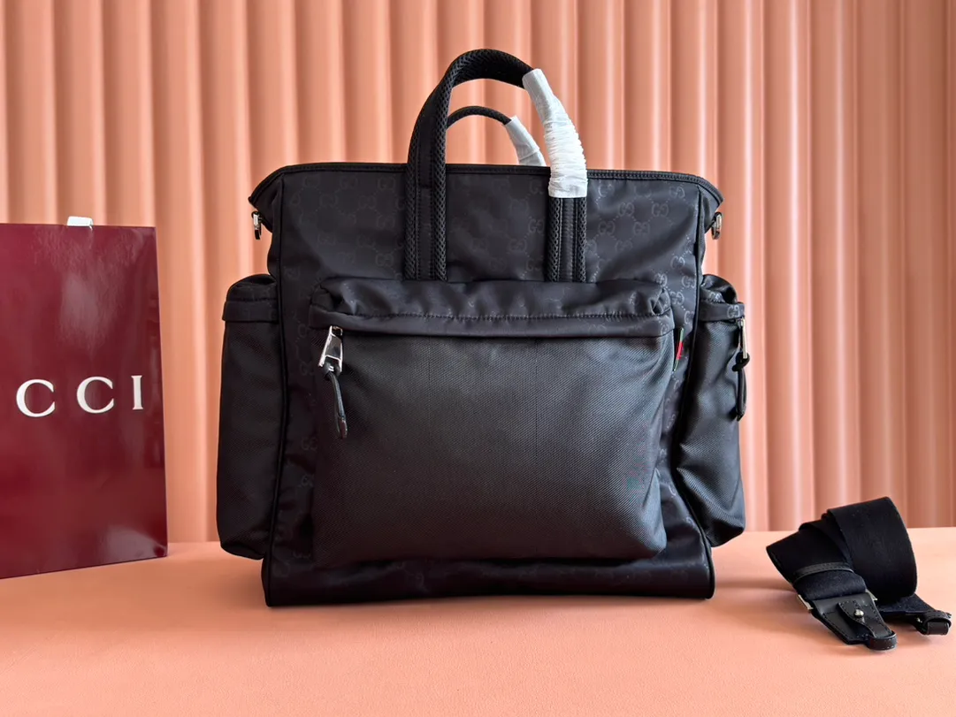 p1100💋💋💋【Equipped with counter gift bags】2025 early spring men's bag series, ingeniously blending fashionable lines and sporty style. This tote bag is crafted from soft and durable black nylon, with an all-over GG pattern to highlight its sophisticated undertones. Other classic details include red and green webbing details. Black GG nylon Nylon lining Web detail Interior: 1 zipped pocket External: 1 zipped front pocket, 1 zipped back pocket and 2 zipped side pockets Top handle height: 9cm Adjustable canvas shoulder strap (55cm high); length adjustable between 75cm and 132cm Model number: 818962. Dimensions: 38cm (width) x 40cm (height) x 23cm (depth) Weight: about 1.14kg Color: black nylon cloth/original leather. Made in Italy