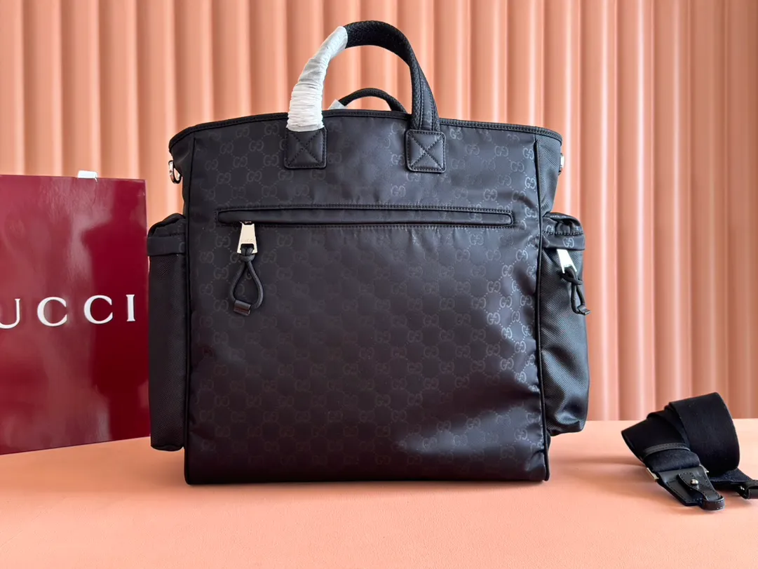 p1100💋💋💋【Equipped with counter gift bags】2025 early spring men's bag series, ingeniously blending fashionable lines and sporty style. This tote bag is crafted from soft and durable black nylon, with an all-over GG pattern to highlight its sophisticated undertones. Other classic details include red and green webbing details. Black GG nylon Nylon lining Web detail Interior: 1 zipped pocket External: 1 zipped front pocket, 1 zipped back pocket and 2 zipped side pockets Top handle height: 9cm Adjustable canvas shoulder strap (55cm high); length adjustable between 75cm and 132cm Model number: 818962. Dimensions: 38cm (width) x 40cm (height) x 23cm (depth) Weight: about 1.14kg Color: black nylon cloth/original leather. Made in Italy