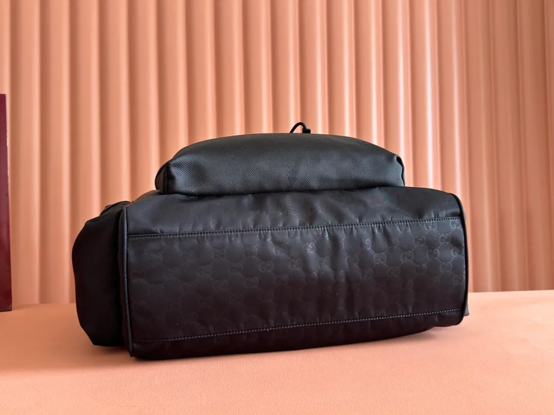 p1100💋💋💋【Equipped with counter gift bags】2025 early spring men's bag series, ingeniously blending fashionable lines and sporty style. This tote bag is crafted from soft and durable black nylon, with an all-over GG pattern to highlight its sophisticated undertones. Other classic details include red and green webbing details. Black GG nylon Nylon lining Web detail Interior: 1 zipped pocket External: 1 zipped front pocket, 1 zipped back pocket and 2 zipped side pockets Top handle height: 9cm Adjustable canvas shoulder strap (55cm high); length adjustable between 75cm and 132cm Model number: 818962. Dimensions: 38cm (width) x 40cm (height) x 23cm (depth) Weight: about 1.14kg Color: black nylon cloth/original leather. Made in Italy