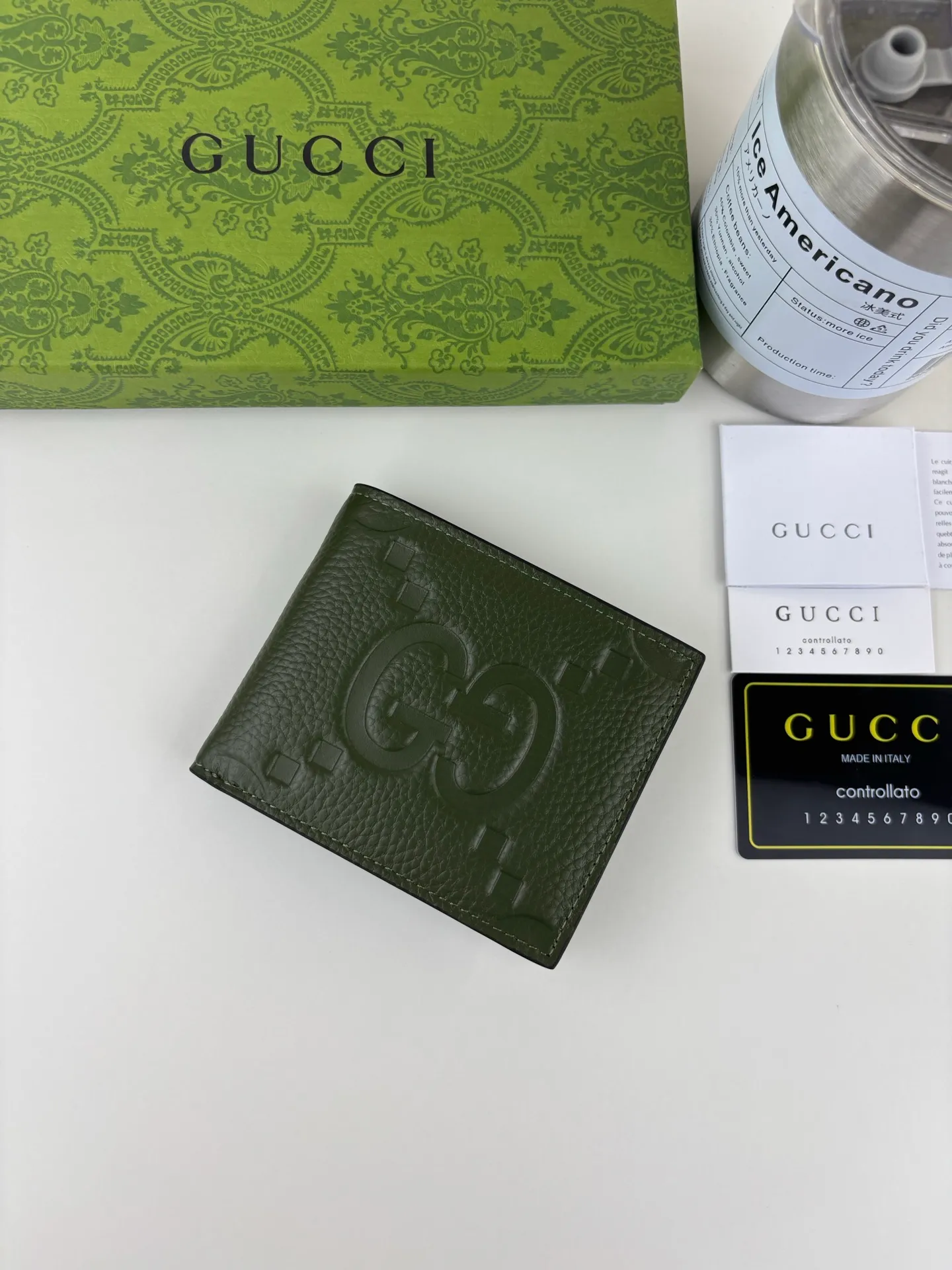 💰120 GUCCl GG printed embossing turns small daily items into fashionable daily accessories. Novel textures and finishes continue to shine in Gucci's new series, showing vitality and individual charm. This wallet is crafted from green leather and features an oversized Double G logo throughout. Green super double G leather, model number: 739475 size: 11cm x 9cm color: green pressed G