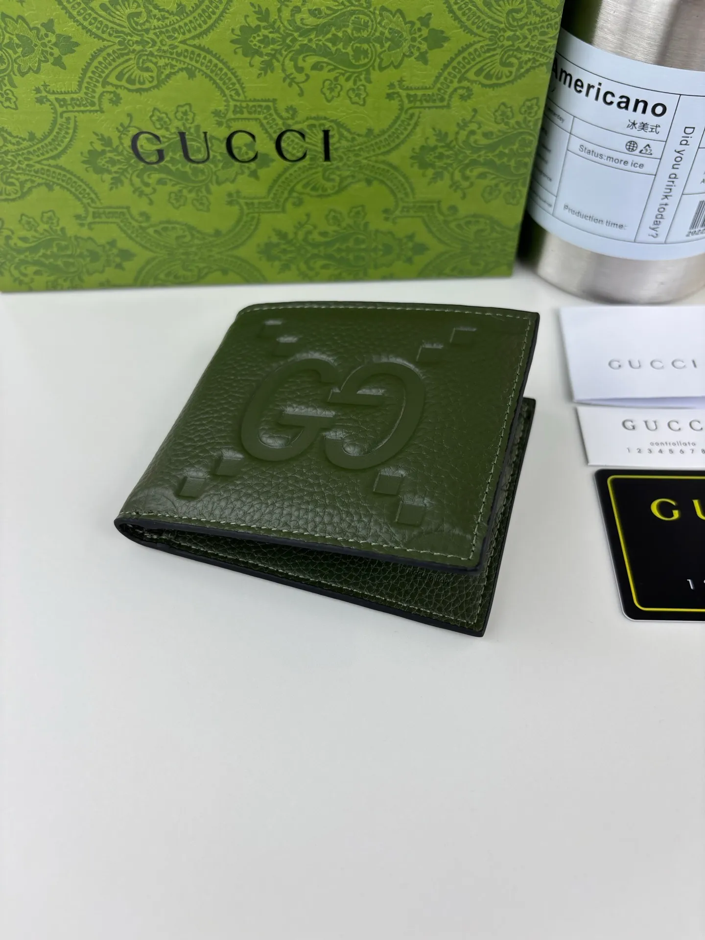💰120 GUCCl GG printed embossing turns small daily items into fashionable daily accessories. Novel textures and finishes continue to shine in Gucci's new series, showing vitality and individual charm. This wallet is crafted from green leather and features an oversized Double G logo throughout. Green super double G leather, model number: 739475 size: 11cm x 9cm color: green pressed G