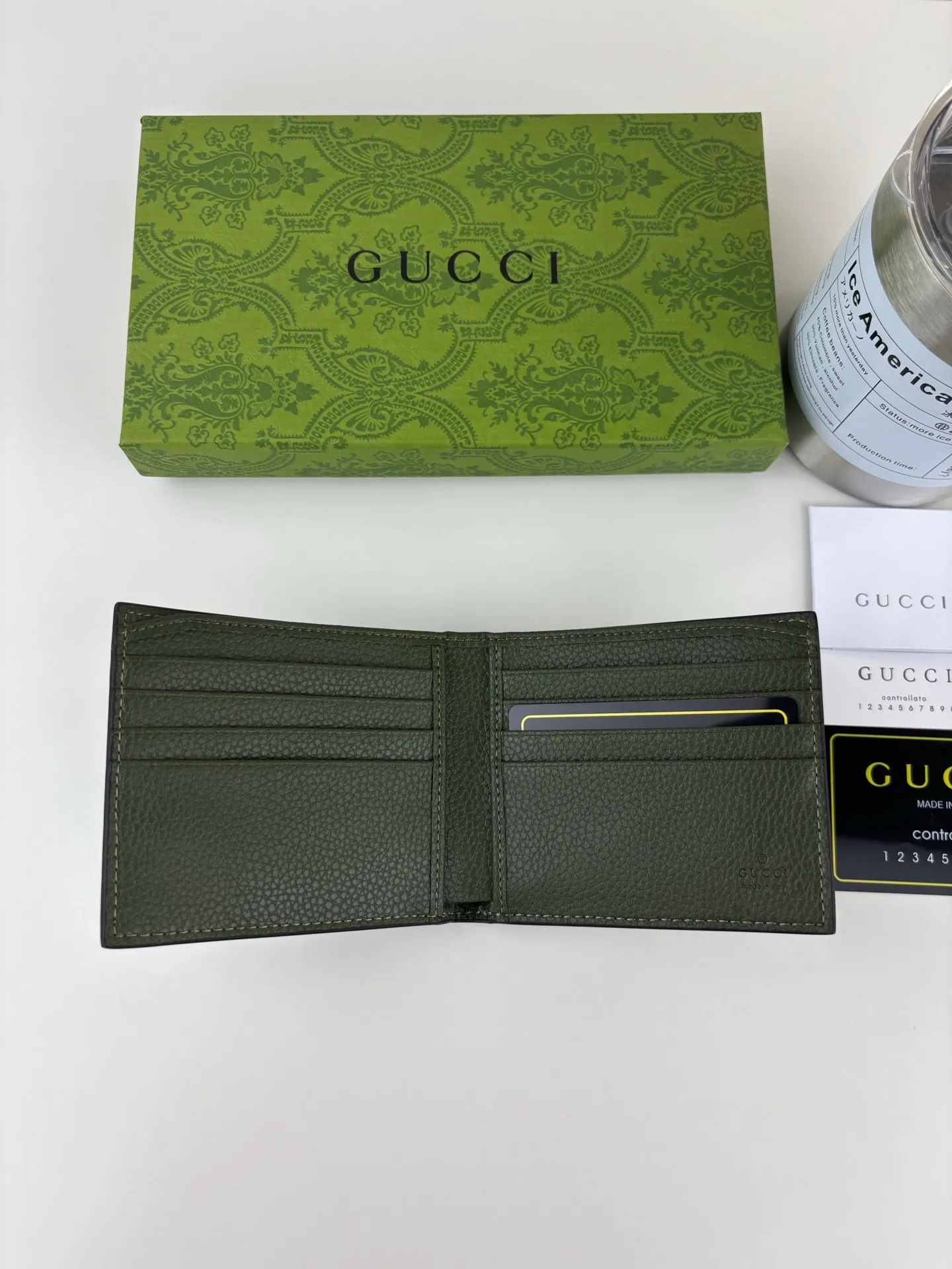 💰120 GUCCl GG printed embossing turns small daily items into fashionable daily accessories. Novel textures and finishes continue to shine in Gucci's new series, showing vitality and individual charm. This wallet is crafted from green leather and features an oversized Double G logo throughout. Green super double G leather, model number: 739475 size: 11cm x 9cm color: green pressed G