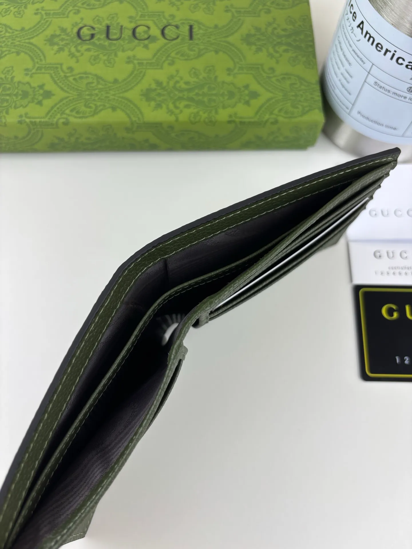 💰120 GUCCl GG printed embossing turns small daily items into fashionable daily accessories. Novel textures and finishes continue to shine in Gucci's new series, showing vitality and individual charm. This wallet is crafted from green leather and features an oversized Double G logo throughout. Green super double G leather, model number: 739475 size: 11cm x 9cm color: green pressed G